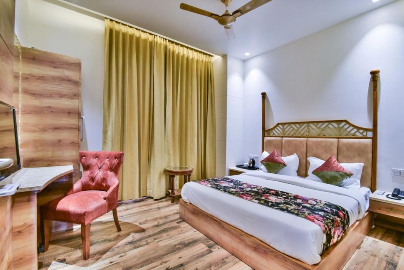 Rv Golden 50 Mtr From Golden Temple Hotel Amritsar