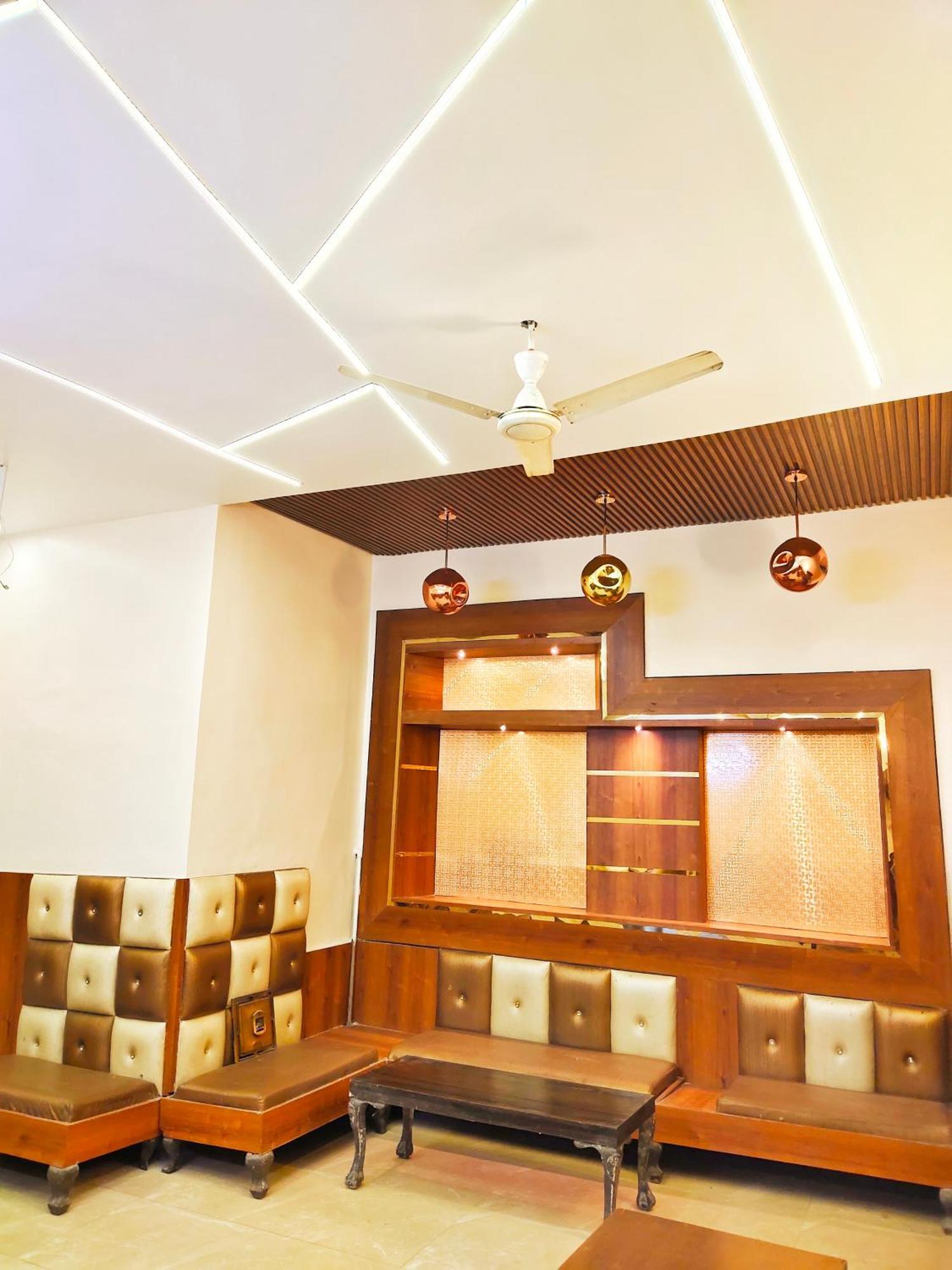 Revoli - Just Half K.m From Golden Temple Hotel