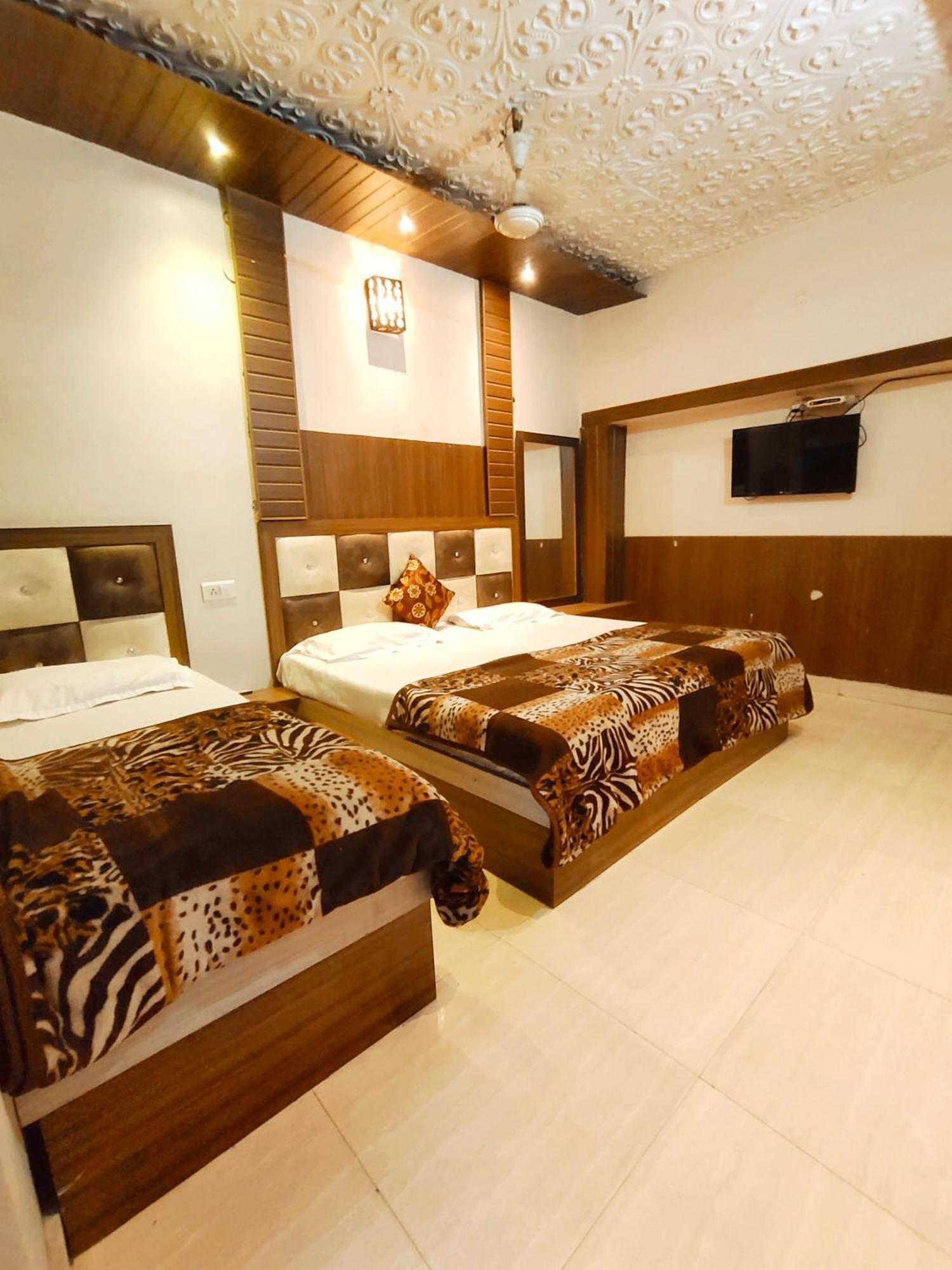 Hotel Revoli - Just Half K.m From Golden Temple