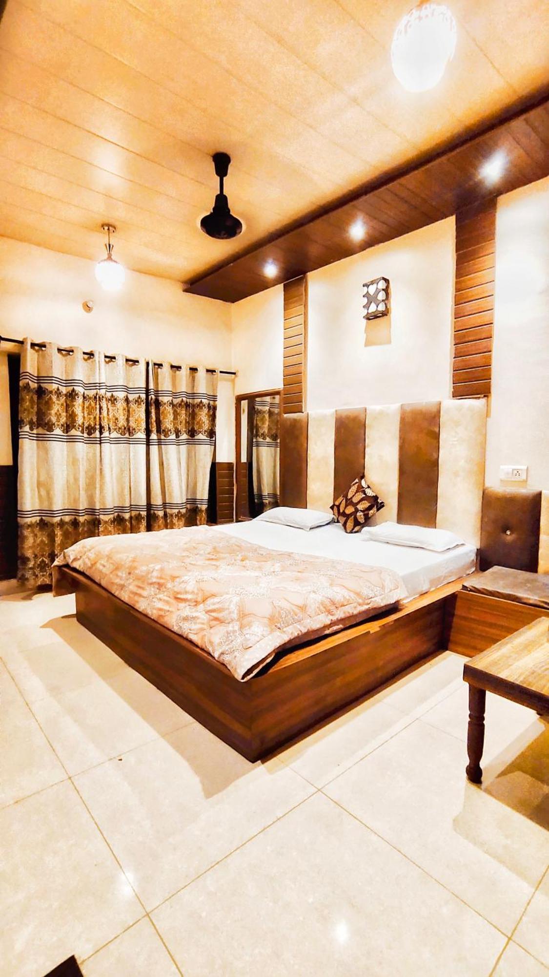 Hotel Revoli - Just Half K.m From Golden Temple