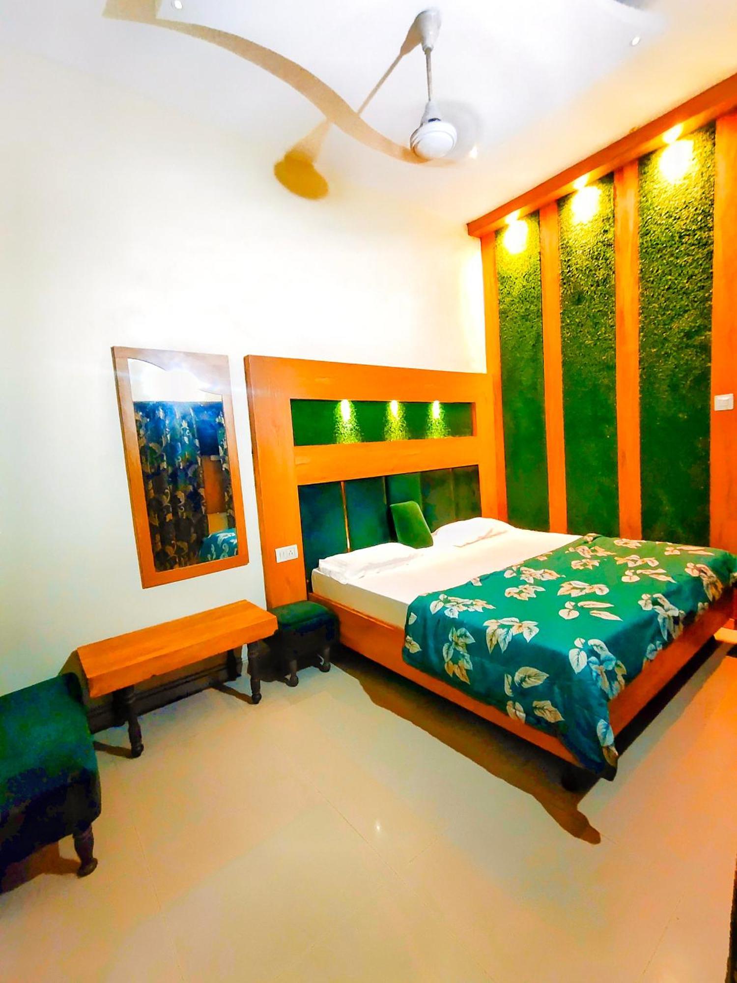 Hotel Revoli - Just Half K.m From Golden Temple Amritsar