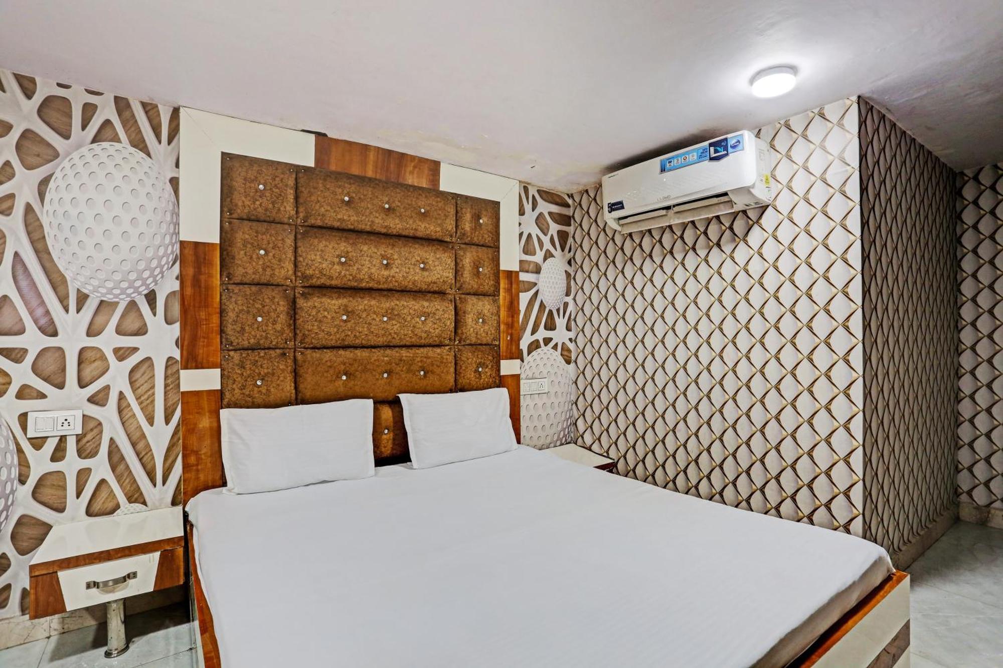O Saffron Night Hotel
