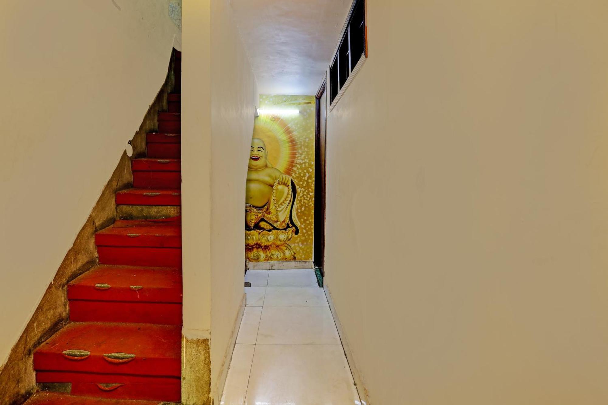 O Saffron Night Hotel