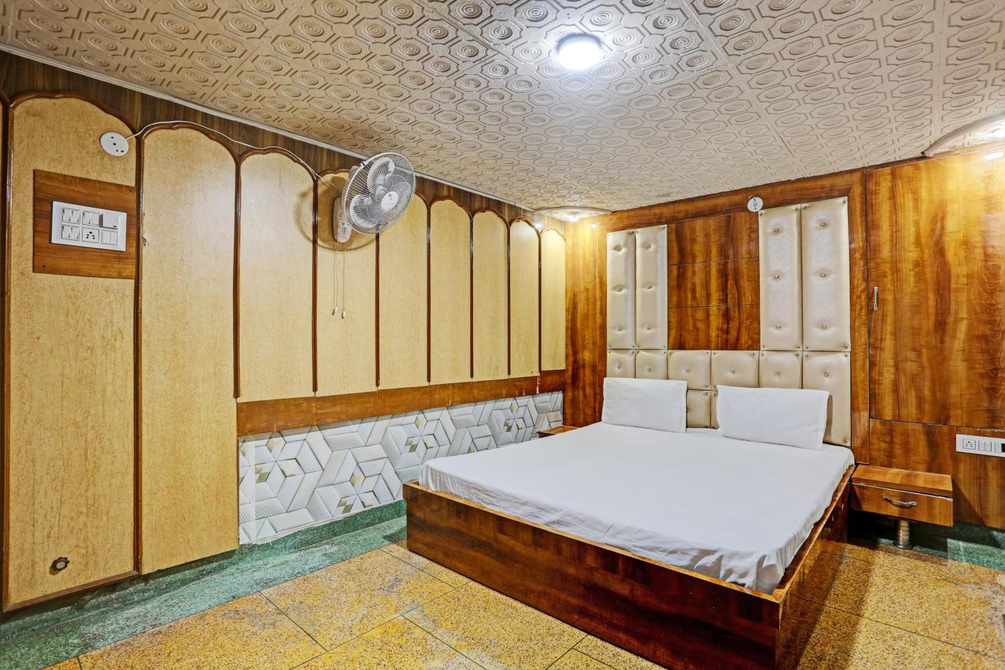 O Saffron Night Hotel