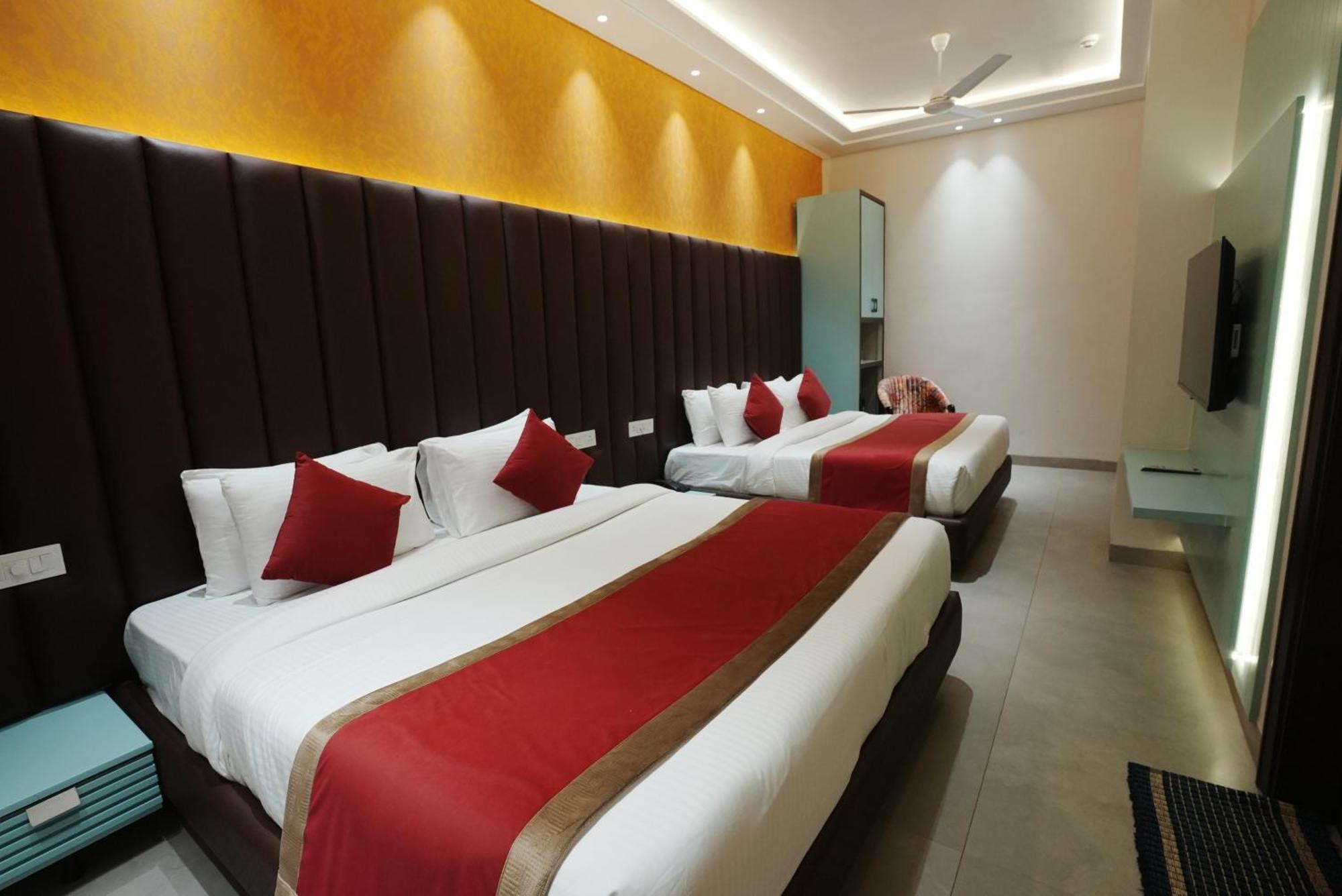 Moon Just 2 Min Walk From Golden Temple & Jallianwala Bagh Hotel 3*