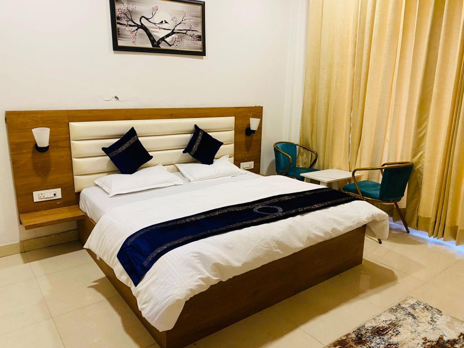 Ry Luxuries Hotel 3*