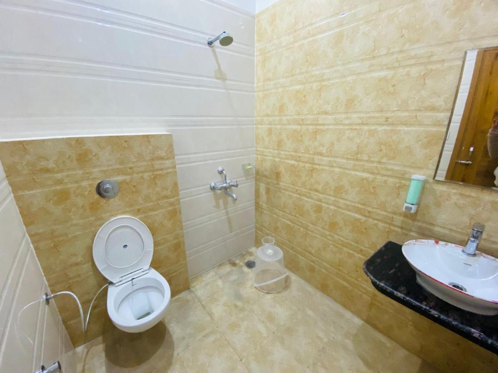 Ry Luxuries Hotel 3*