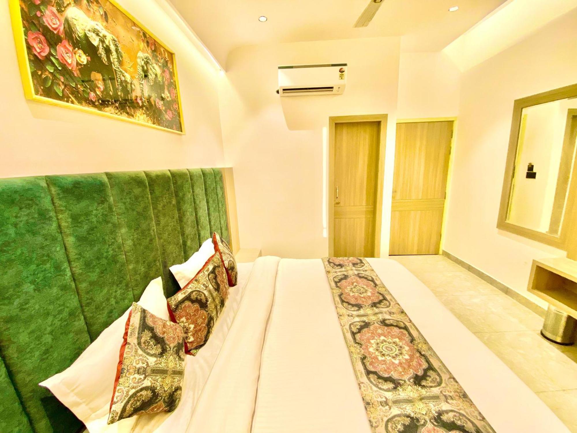 Park Plaza Near Golden Temple
