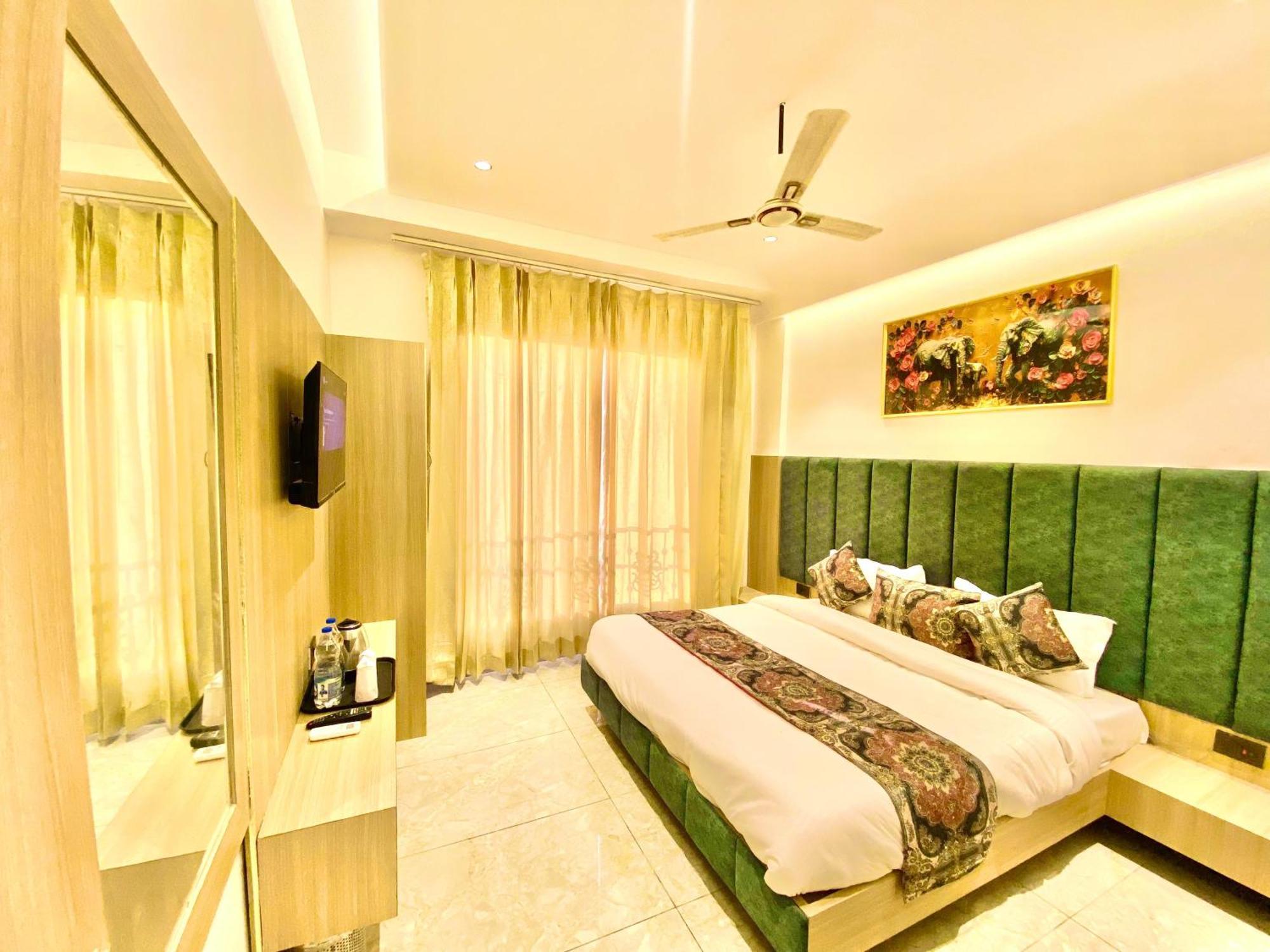 Park Plaza Near Golden Temple