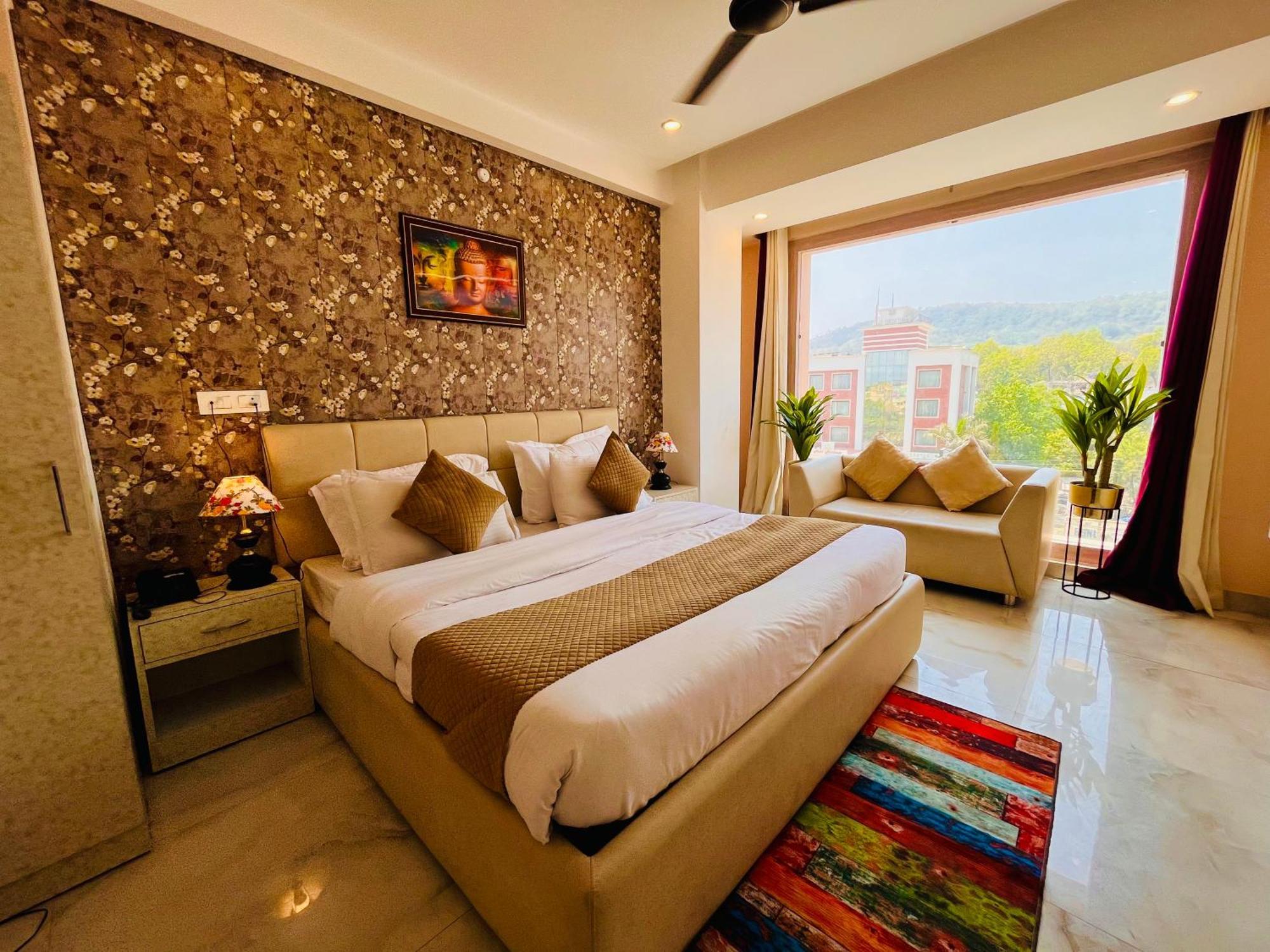 Golden Temple View By La Casa, #top Rated #most Awarded #swimming Pool #prime Location #luxury #parking #rooftop Cafe Hotel 4*