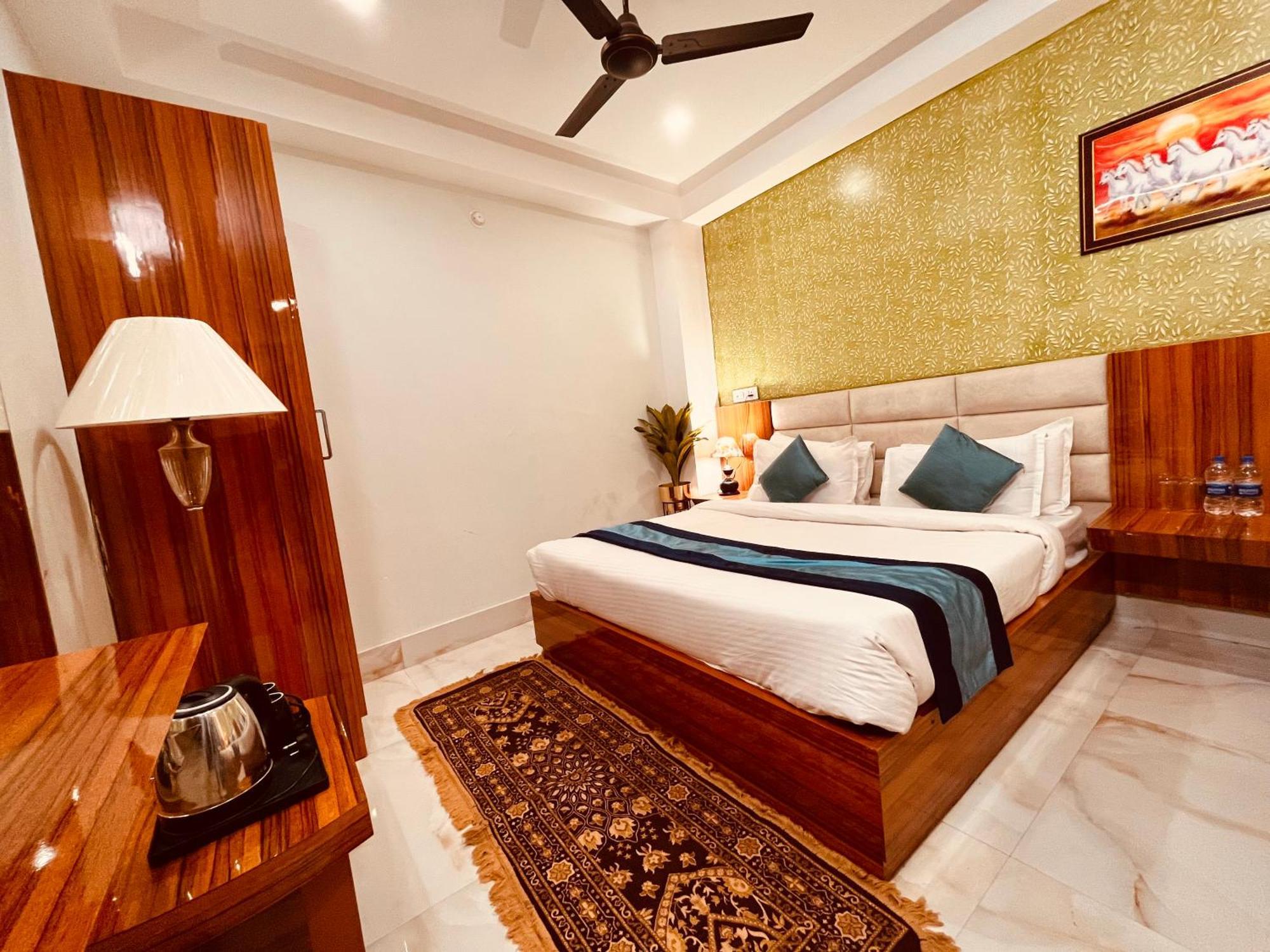Golden Temple View By La Casa, #top Rated #most Awarded #swimming Pool #prime Location #luxury #parking #rooftop Cafe Hotel Amritsar
