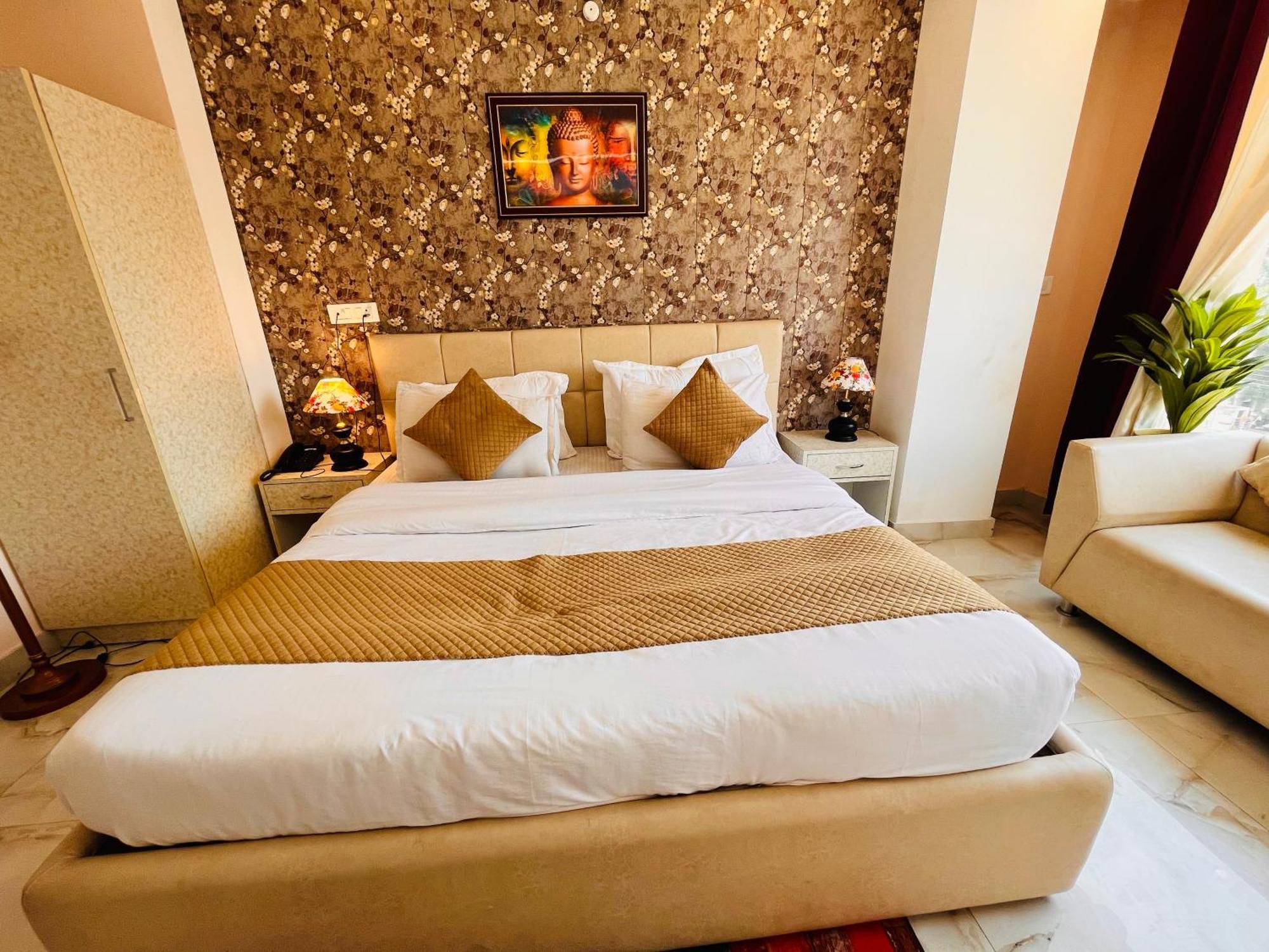 Hotel Golden Temple View By La Casa, #top Rated #most Awarded #swimming Pool #prime Location #luxury #parking #rooftop Cafe 4*
