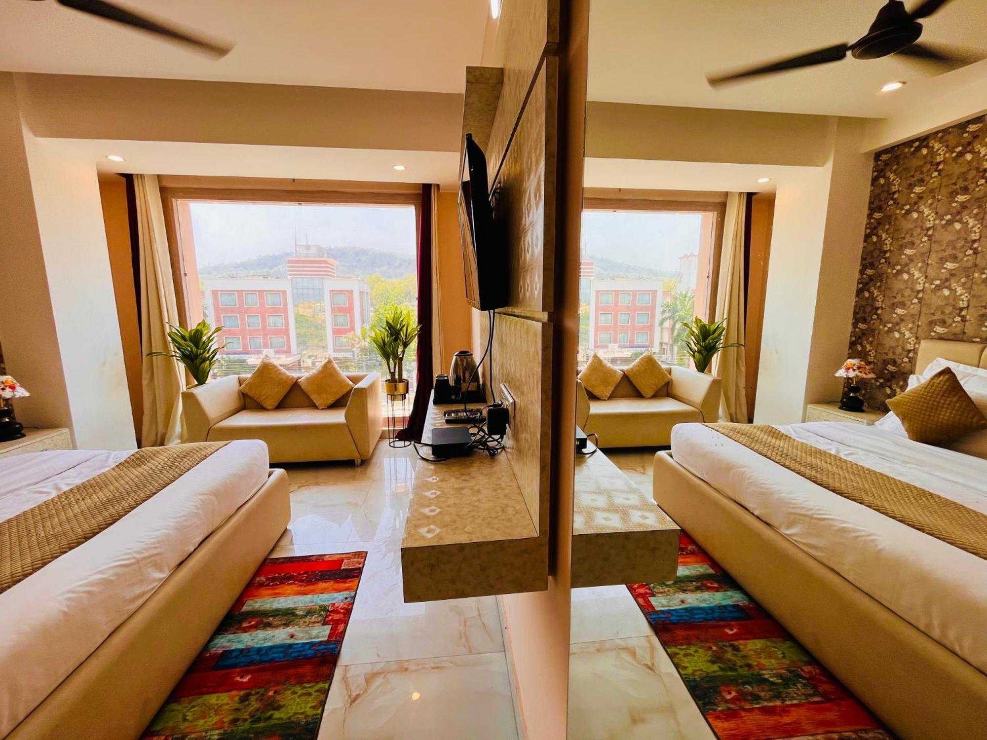 Golden Temple View By La Casa, #top Rated #most Awarded #swimming Pool #prime Location #luxury #parking #rooftop Cafe 4*