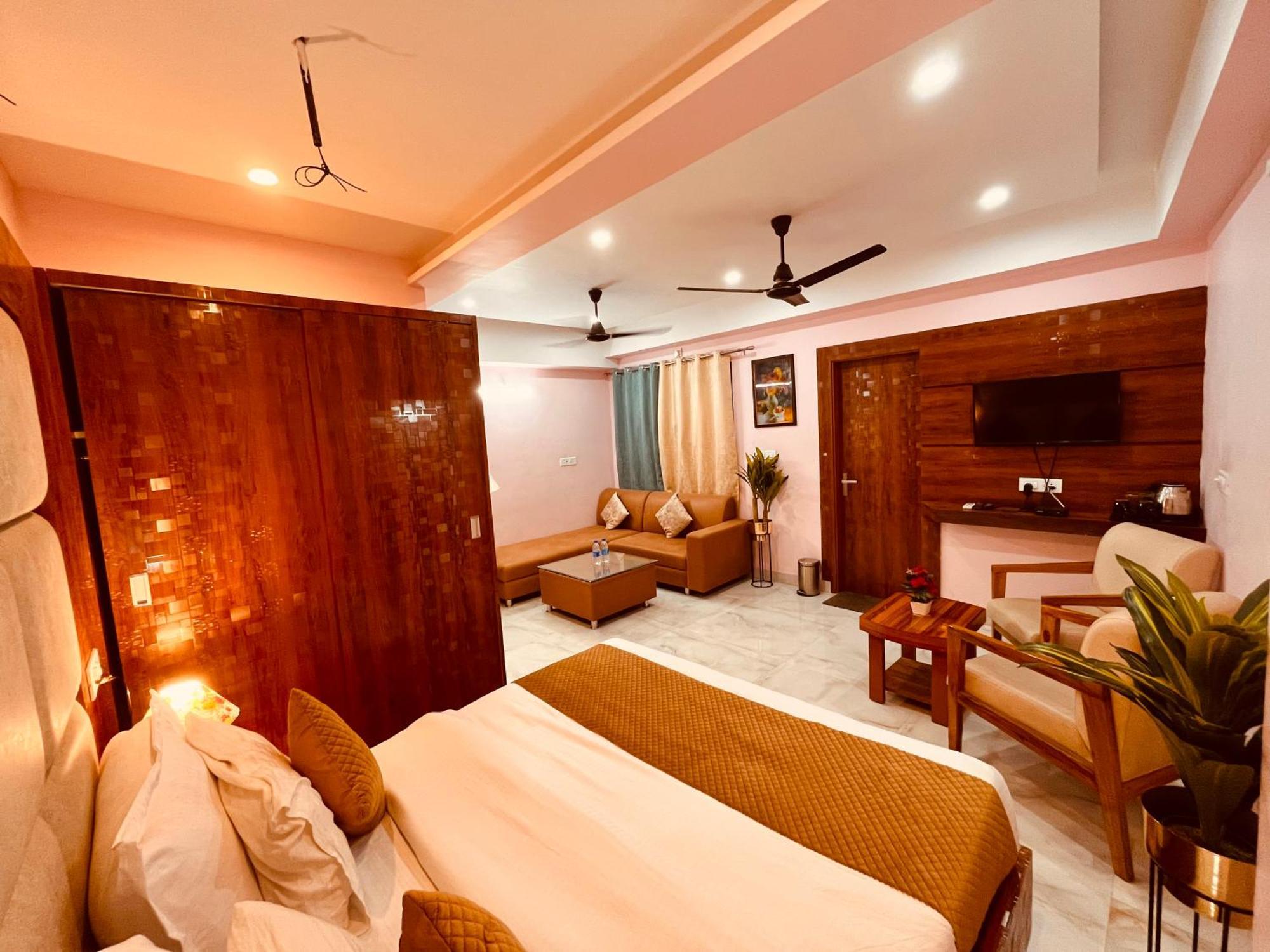 Hotel Golden Temple View By La Casa, #top Rated #most Awarded #swimming Pool #prime Location #luxury #parking #rooftop Cafe