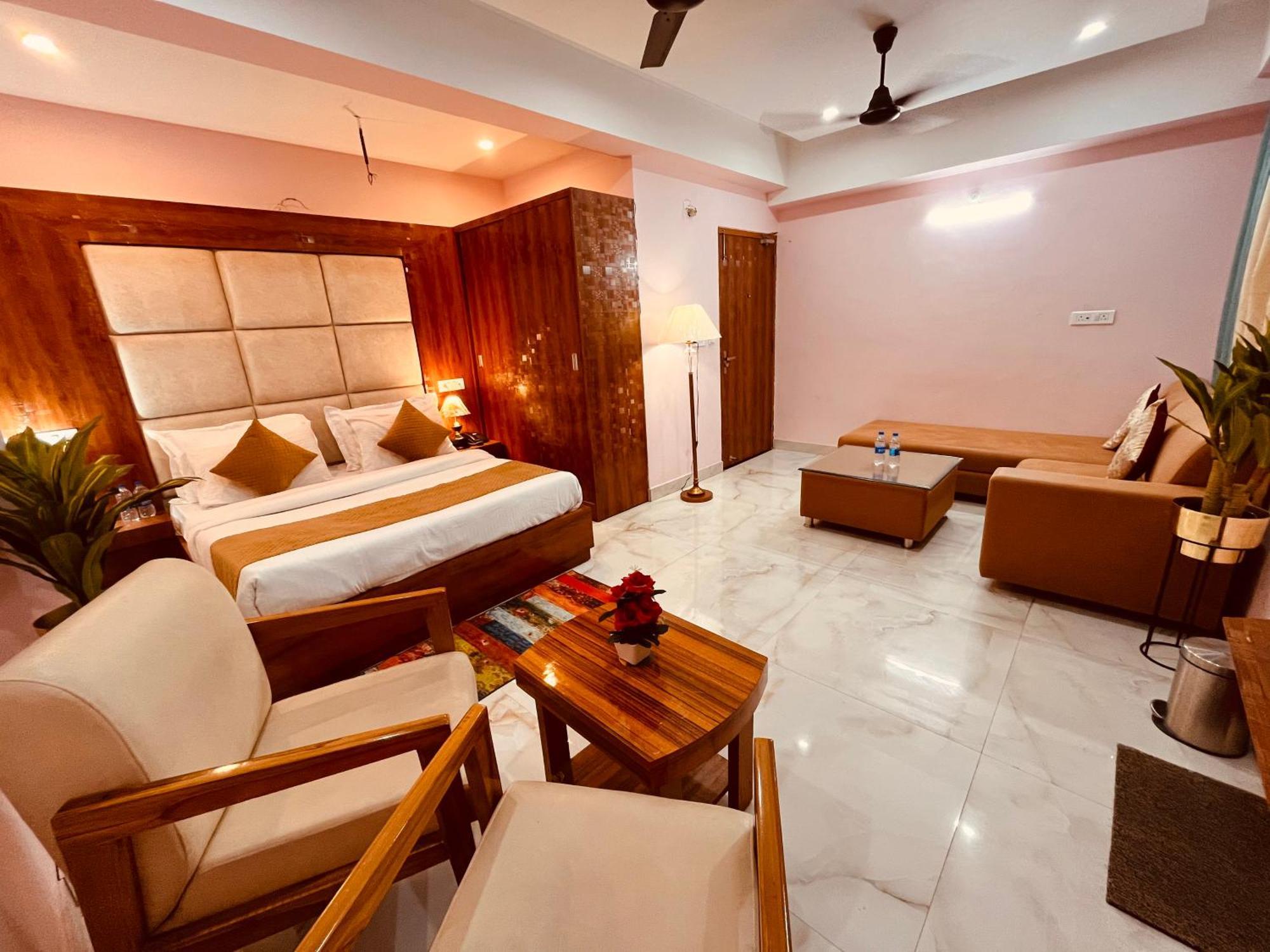 Golden Temple View By La Casa, #top Rated #most Awarded #swimming Pool #prime Location #luxury #parking #rooftop Cafe Hotel 4*