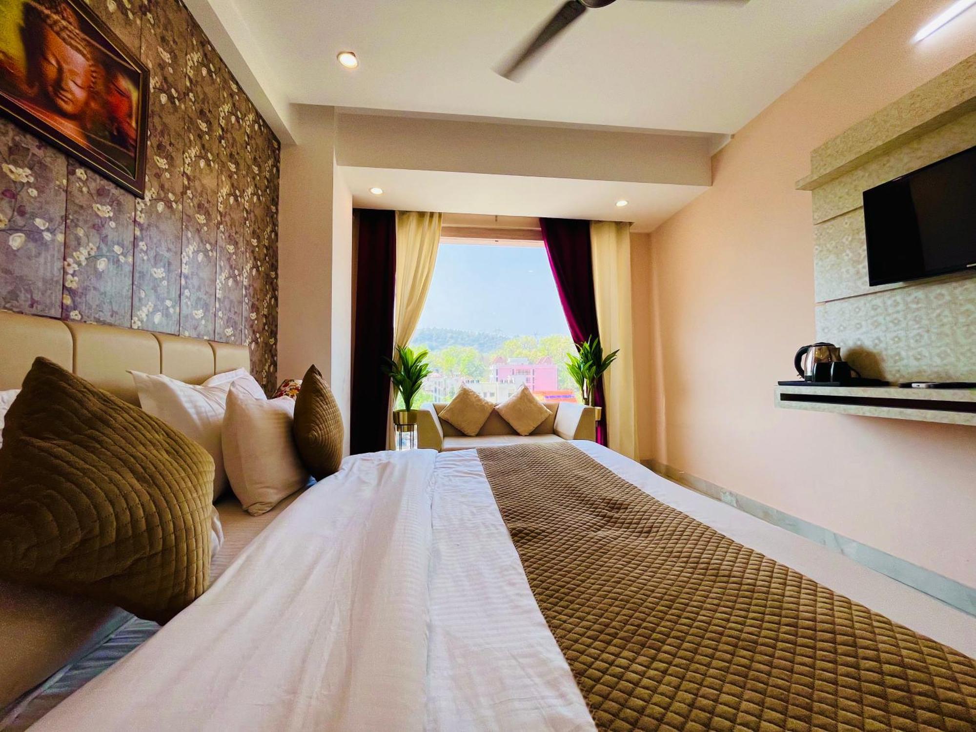 Hotel Golden Temple View By La Casa, #top Rated #most Awarded #swimming Pool #prime Location #luxury #parking #rooftop Cafe 4*