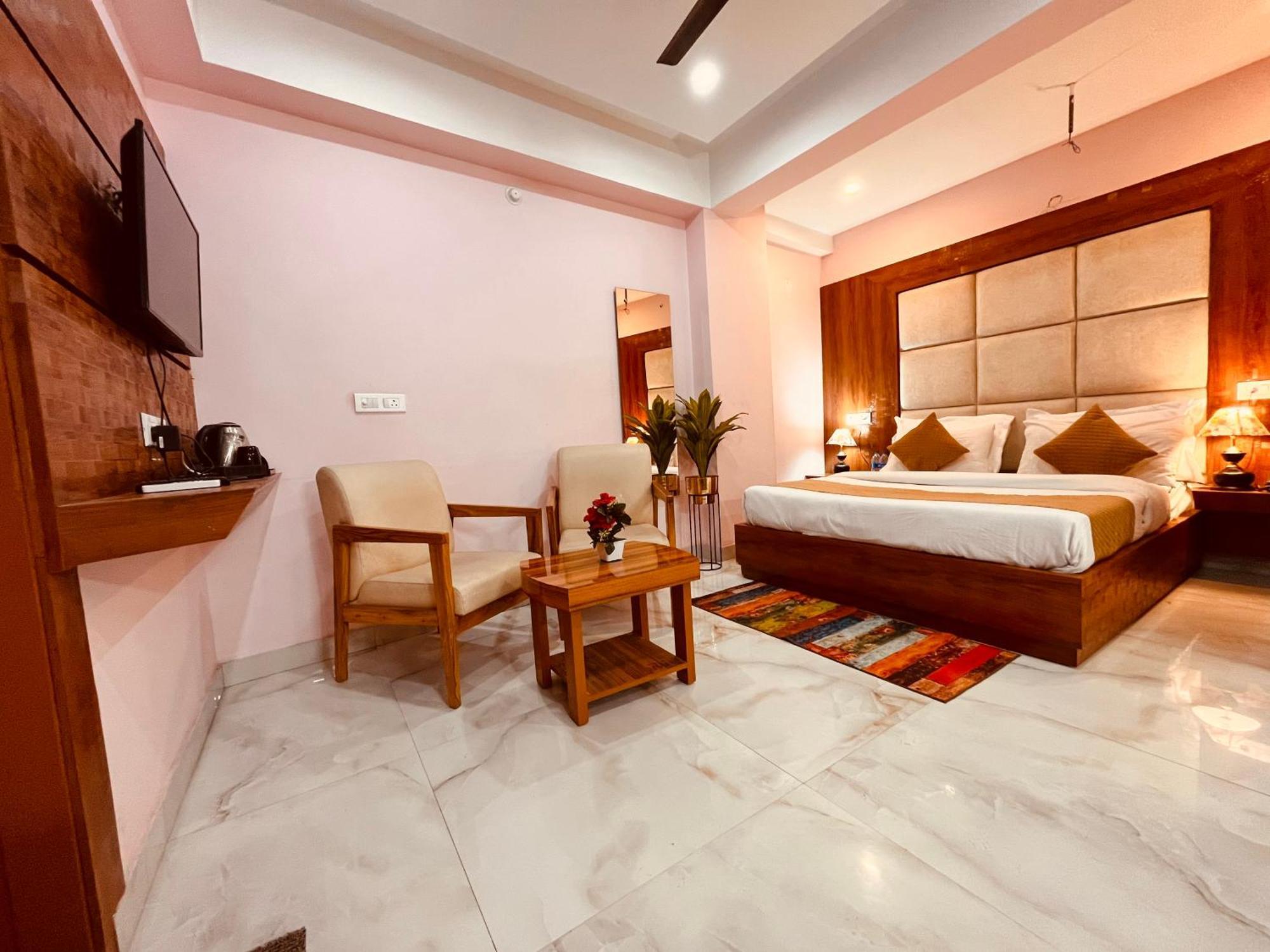 Hotel Golden Temple View By La Casa, #top Rated #most Awarded #swimming Pool #prime Location #luxury #parking #rooftop Cafe Amritsar