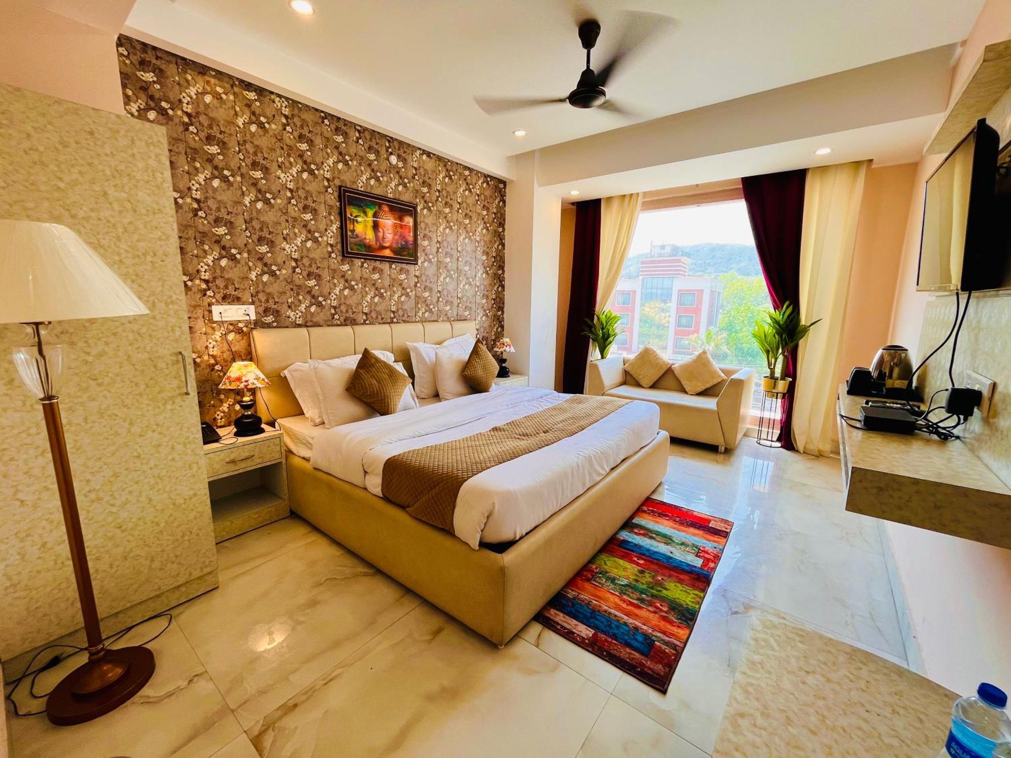 Golden Temple View By La Casa, #top Rated #most Awarded #swimming Pool #prime Location #luxury #parking #rooftop Cafe