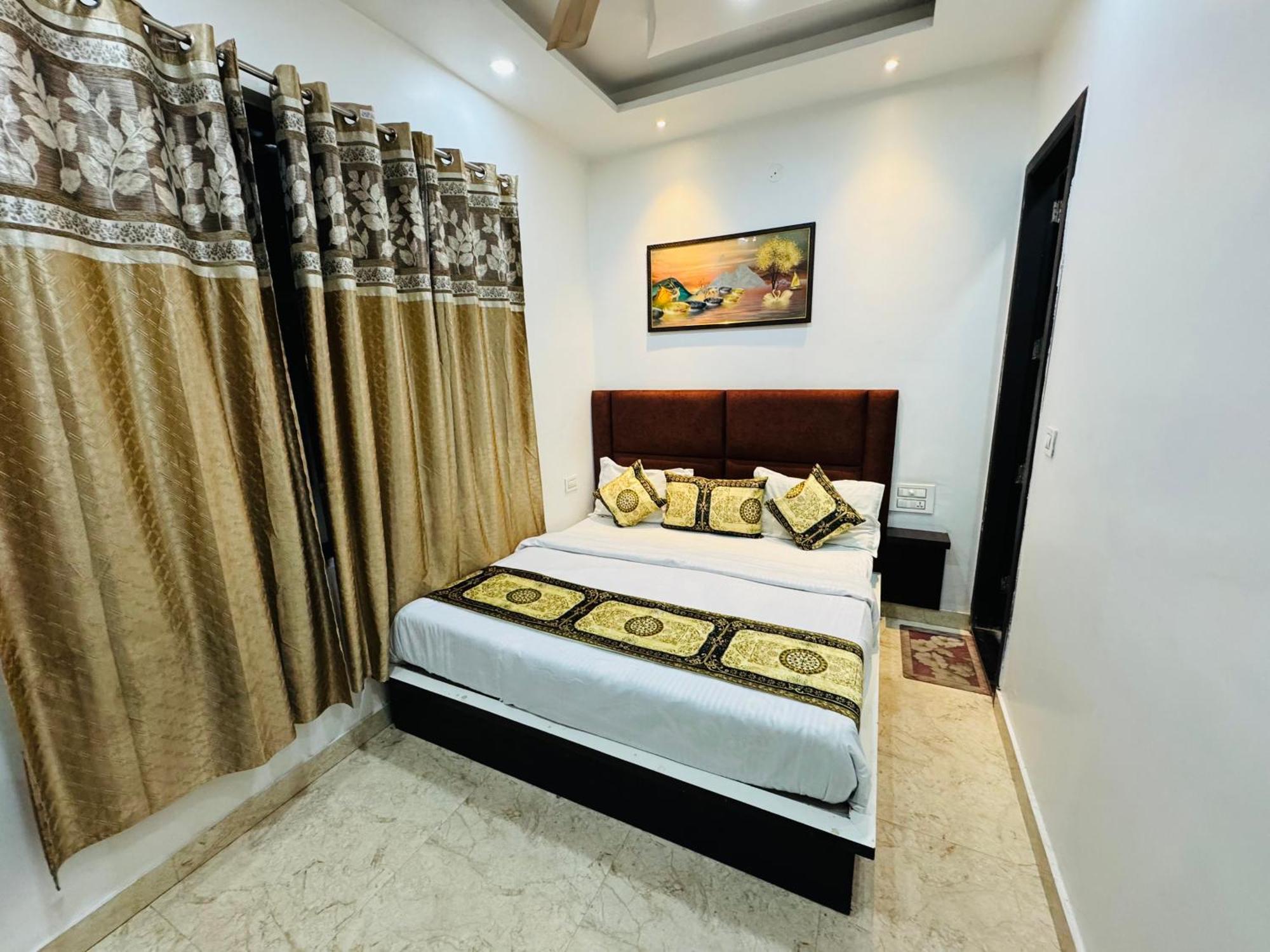Yuvraj Residency - 1minute Walking From Golden Temple Hotel