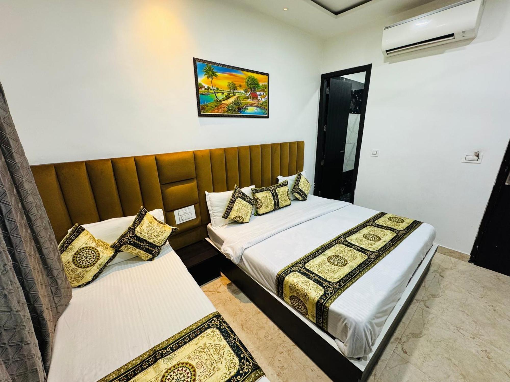 Hotel Yuvraj Residency - 1minute Walking From Golden Temple 3*