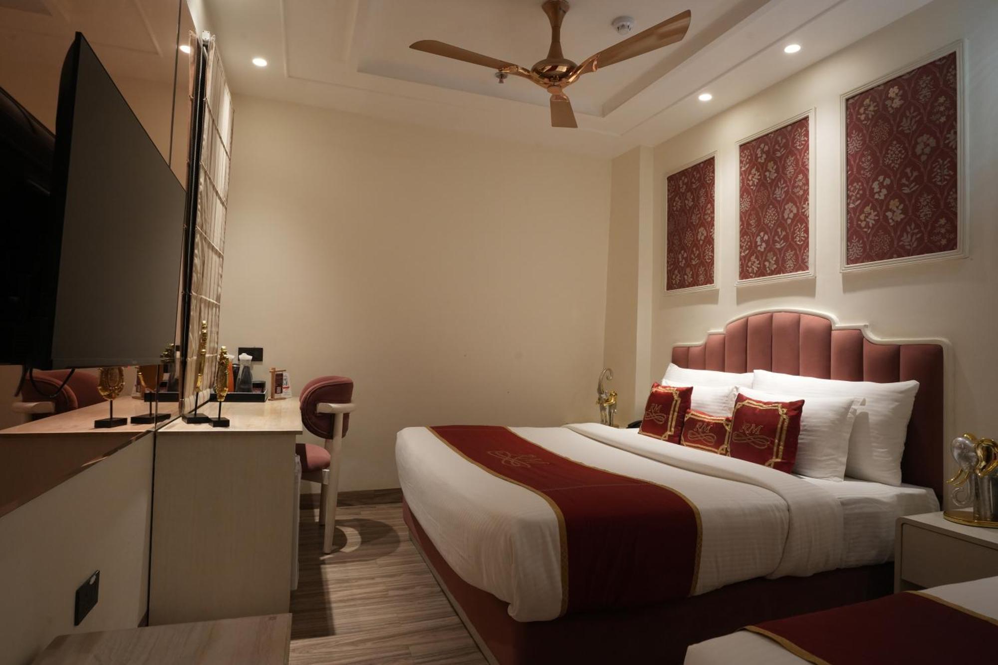 Hotel Stamps Red Martin By Eight Continents - 70 Steps From Golden Temple Amritsar
