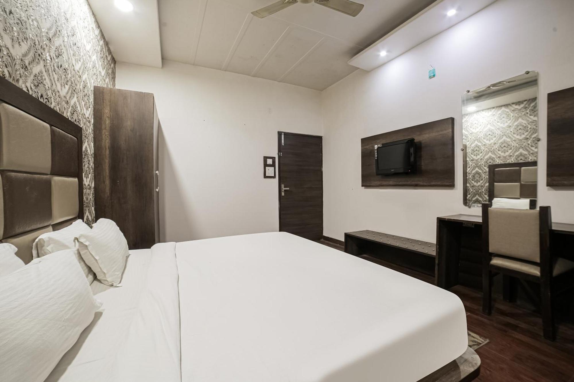 Super Townhouse Hollywood Heights Amritsar