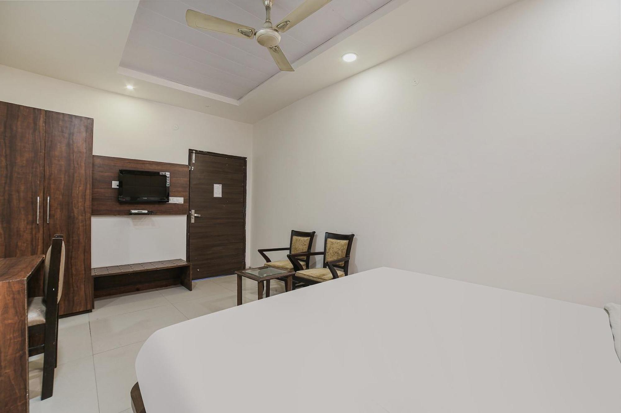Super Townhouse Hollywood Heights Hotel