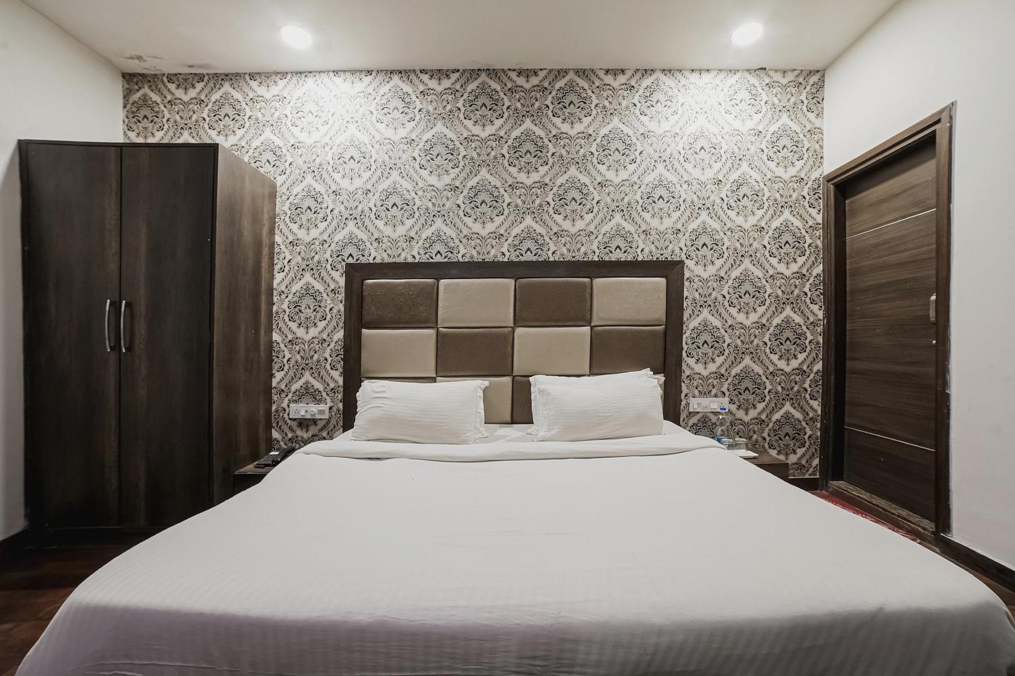Super Townhouse Hollywood Heights Hotel 4*