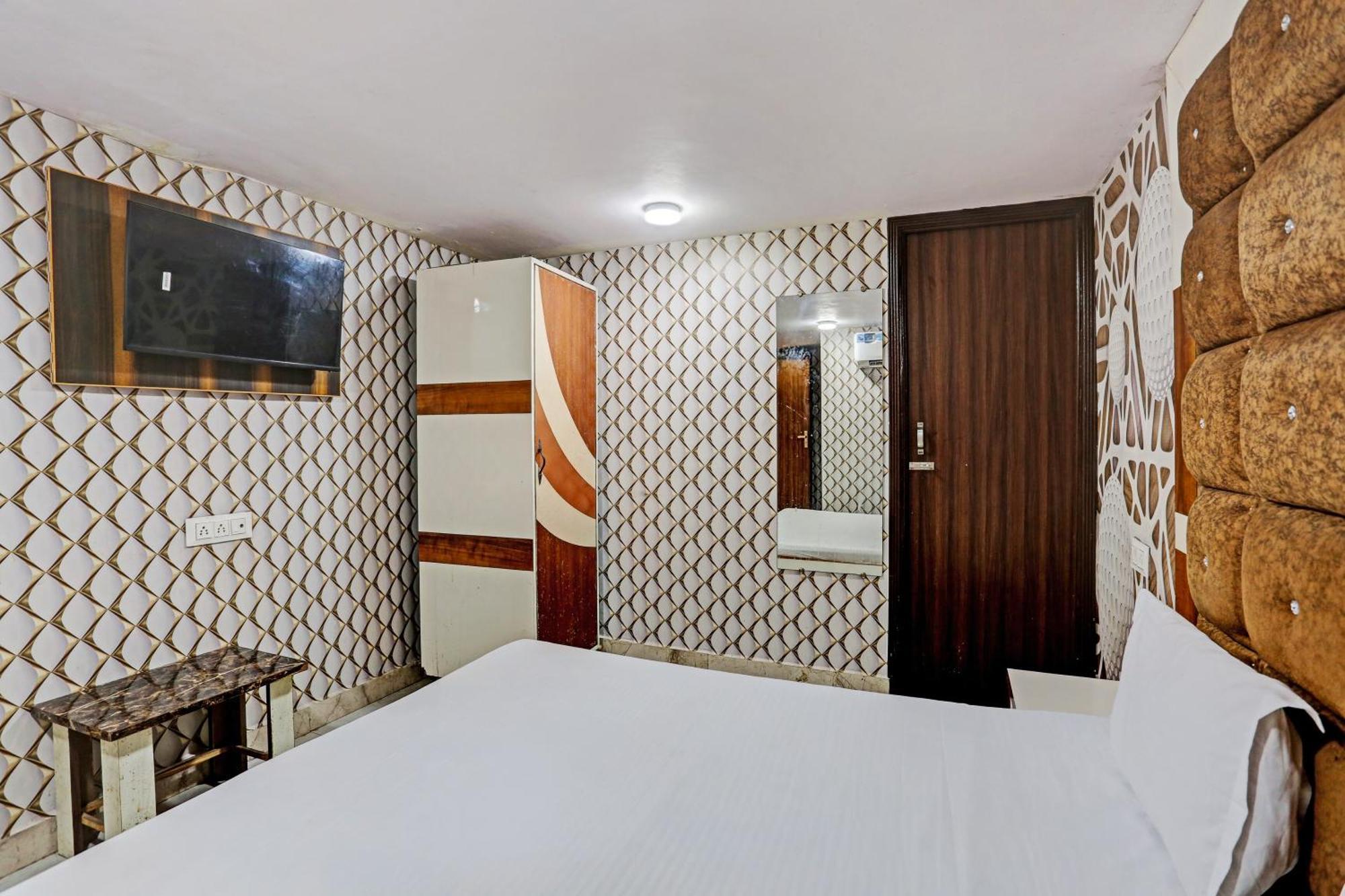 O Saffron Night Hotel