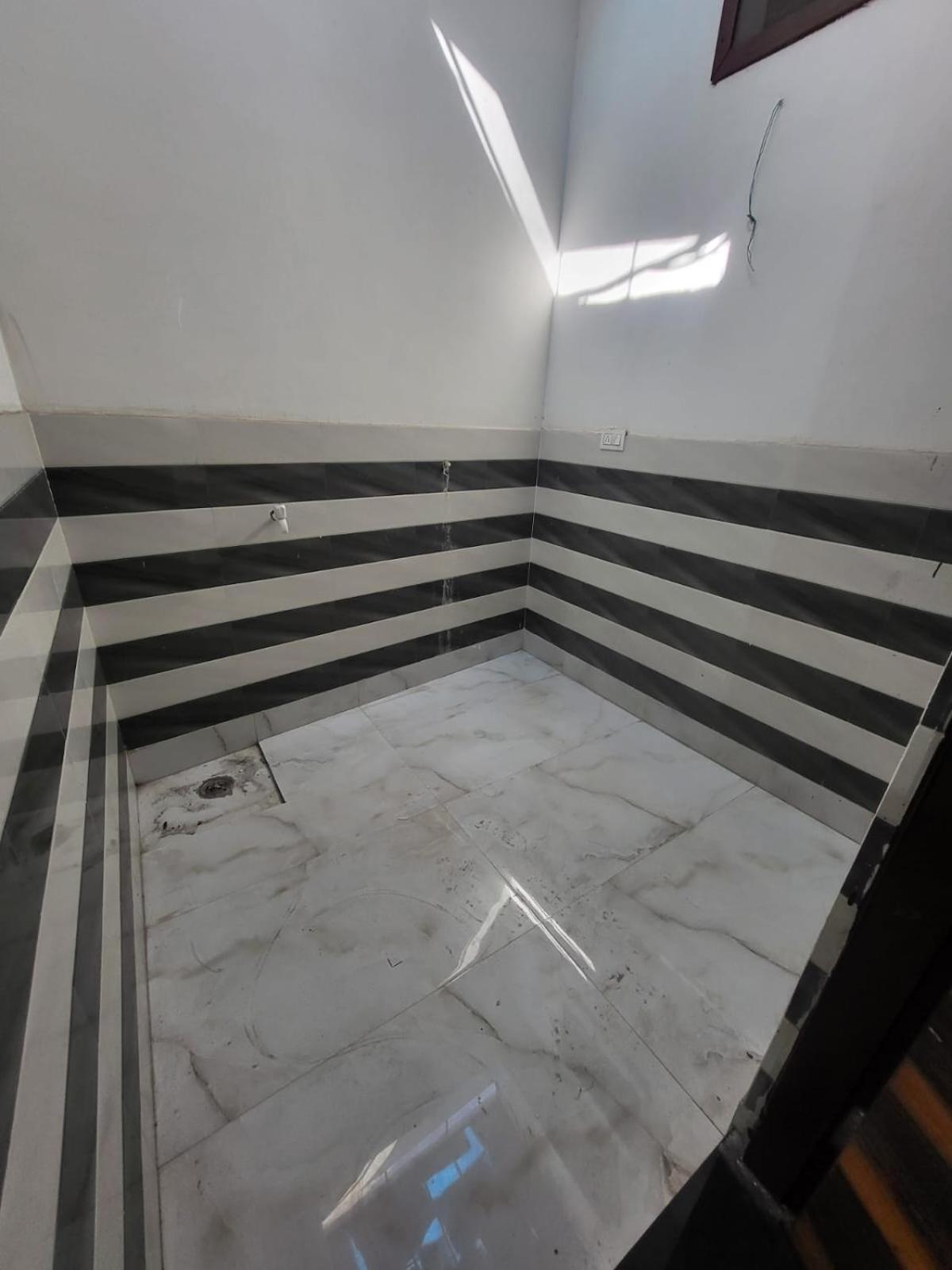 Independent House, 2 Bedroom, 2 Bath Livingroom,lobby,kitchen,car Parking Apartment *