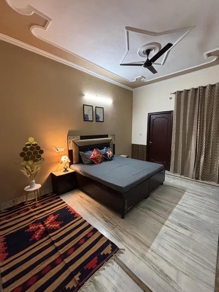 Independent House, 2 Bedroom, 2 Bath Livingroom,lobby,kitchen,car Parking Apartment *