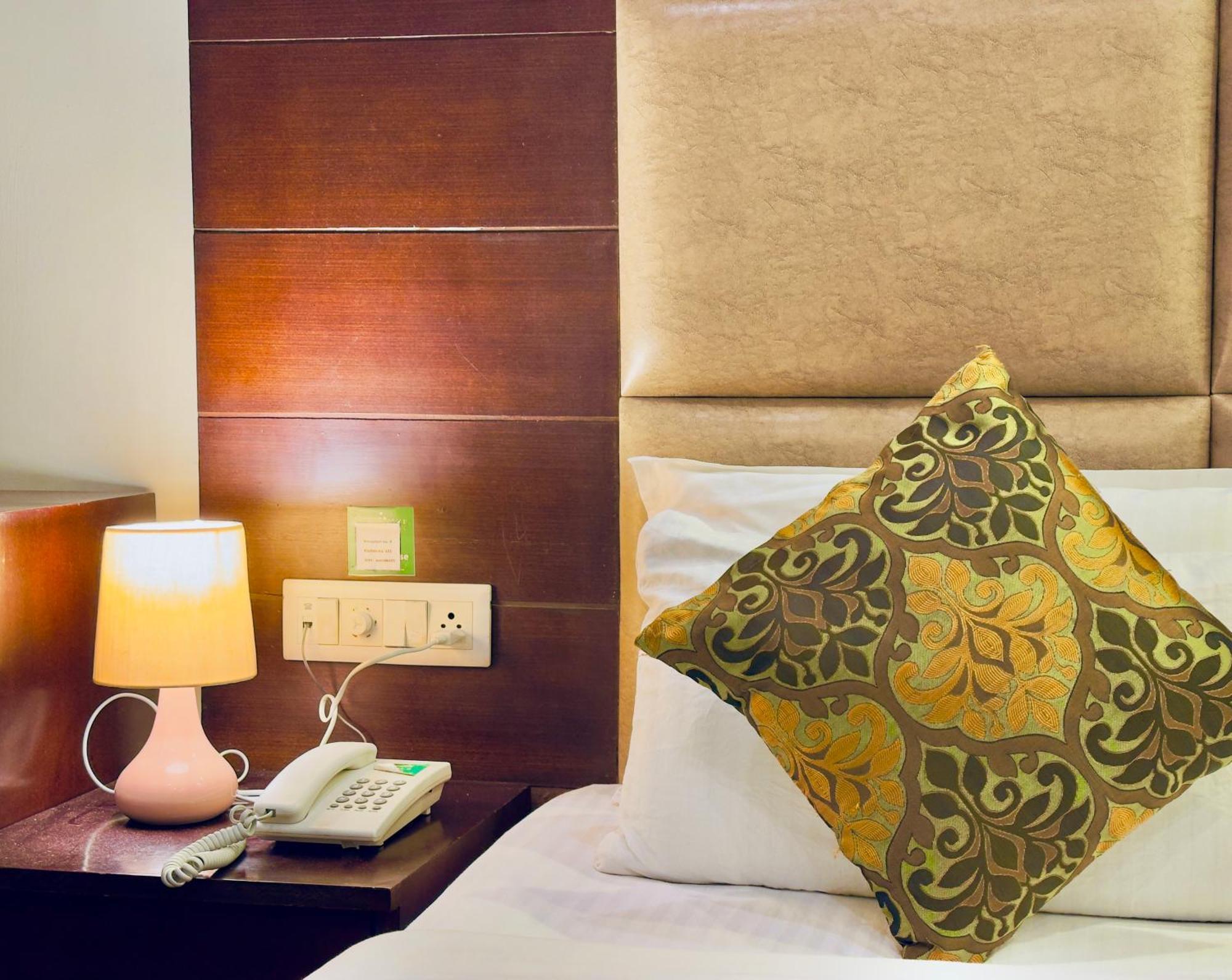Hotel White Crest - 300 Mtr From Golden Temple ! Prime Location ! Parking ! Hygenic !