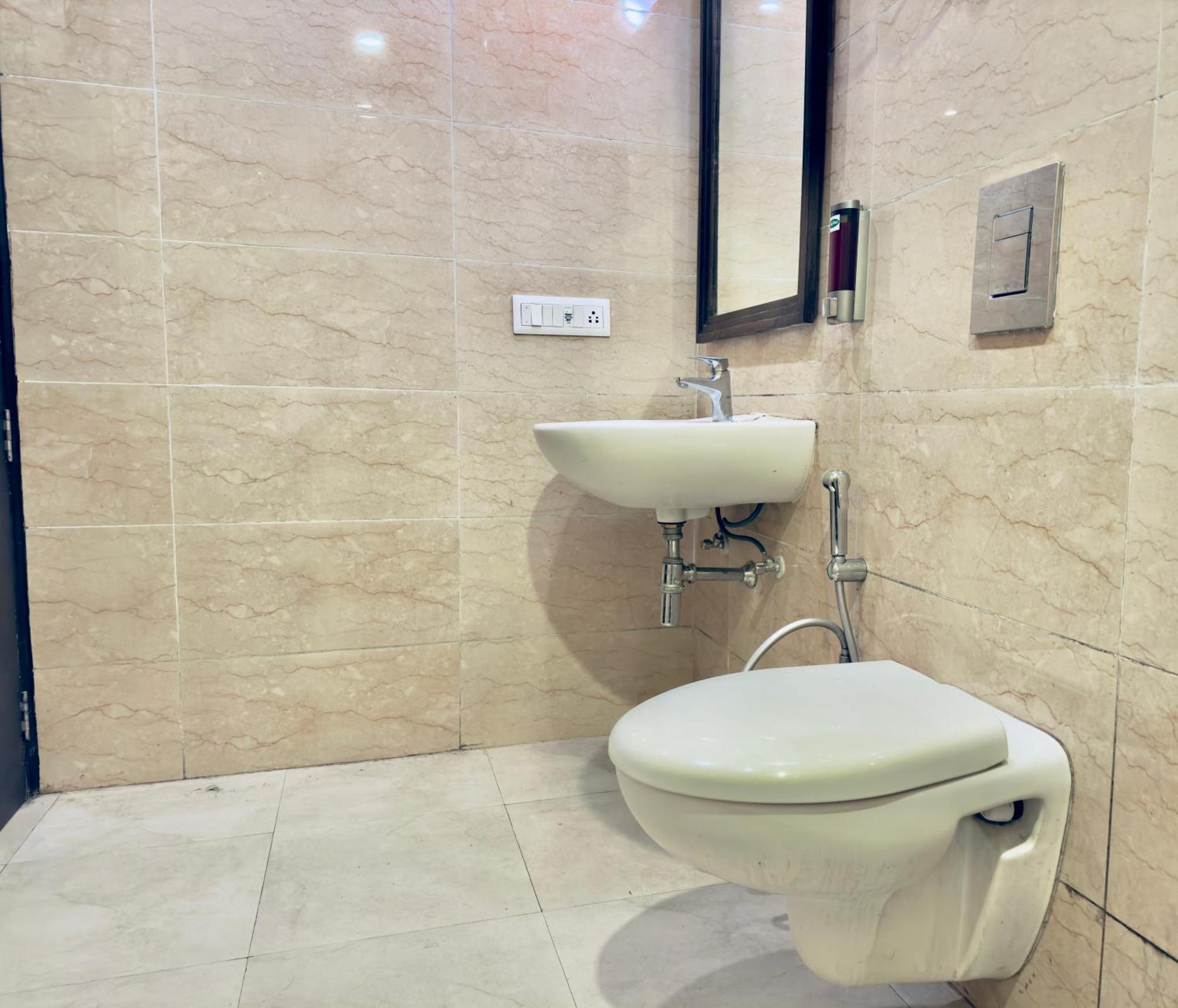 Hotel White Crest - 300 Mtr From Golden Temple ! Prime Location ! Parking ! Hygenic ! 4*