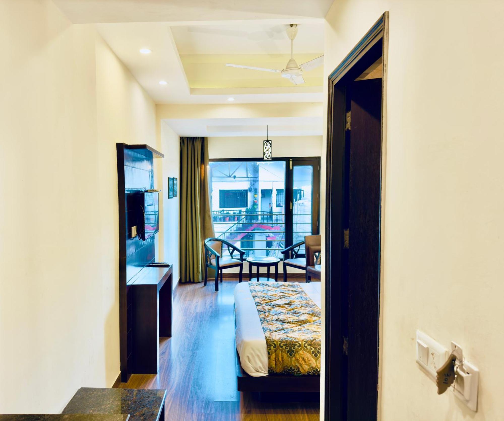 Hotel White Crest - 300 Mtr From Golden Temple ! Prime Location ! Parking ! Hygenic ! Amritsar