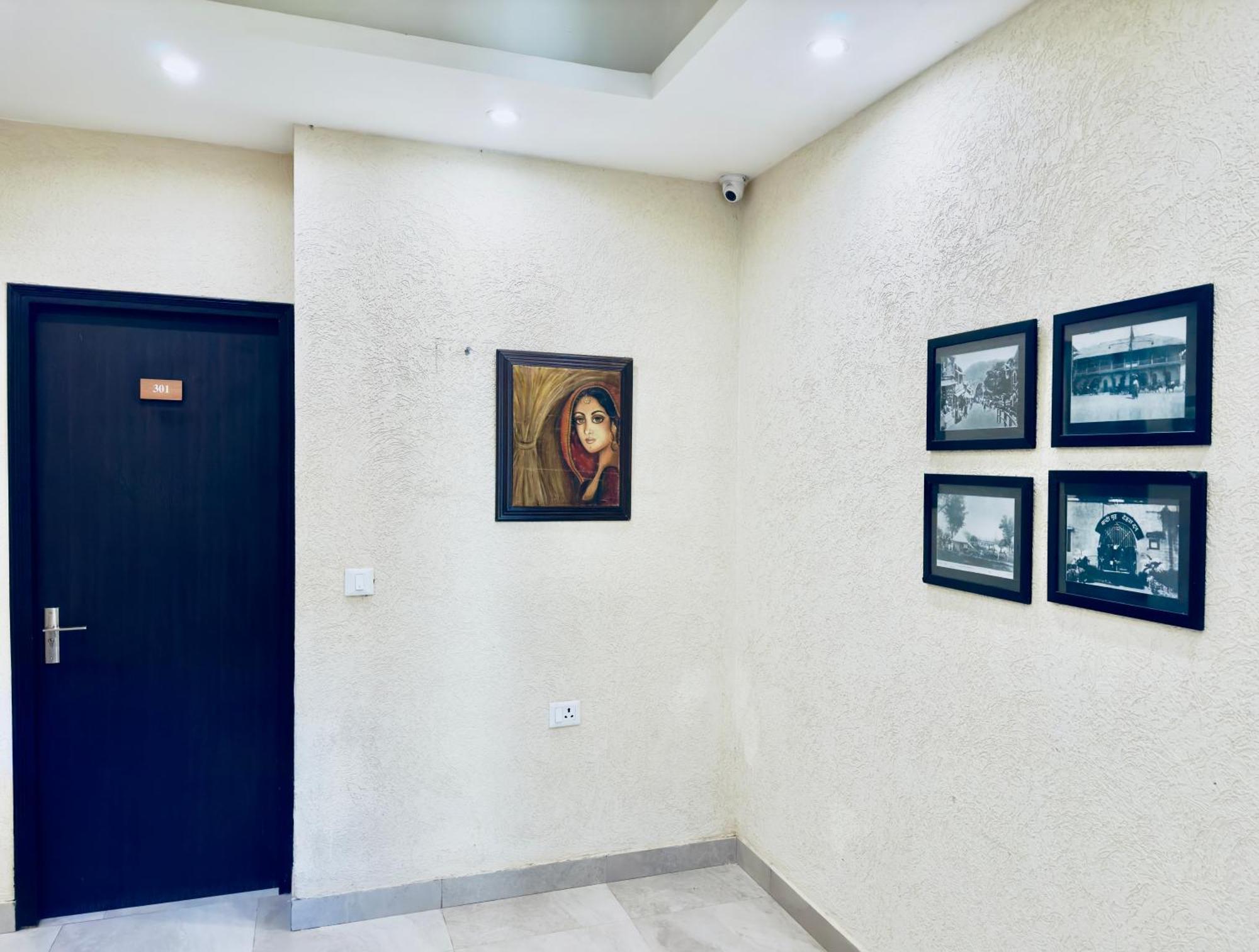 Hotel White Crest - 300 Mtr From Golden Temple ! Prime Location ! Parking ! Hygenic ! 4*