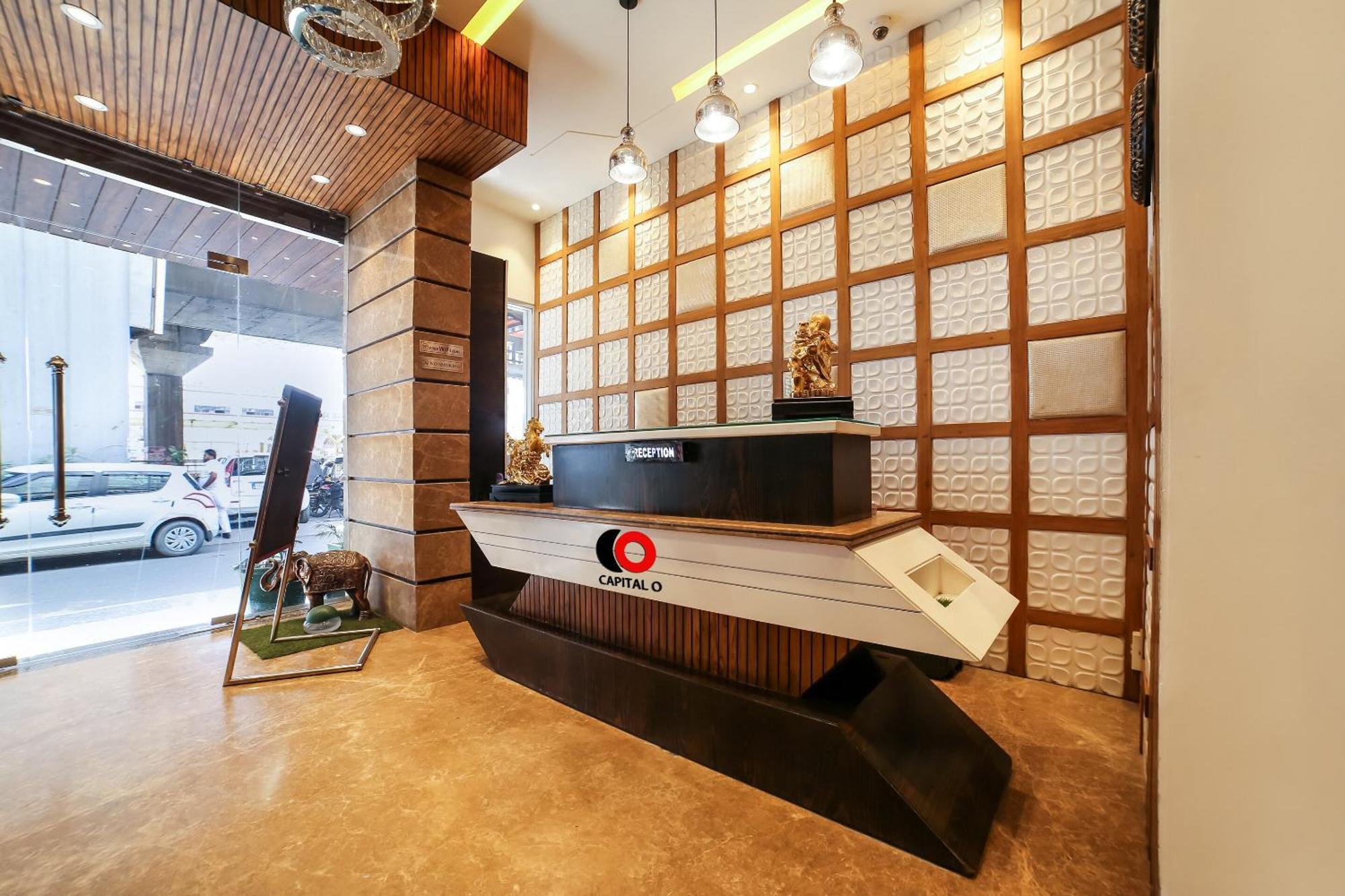 Capital O 38688 Royal Shelaton Hotel 3*