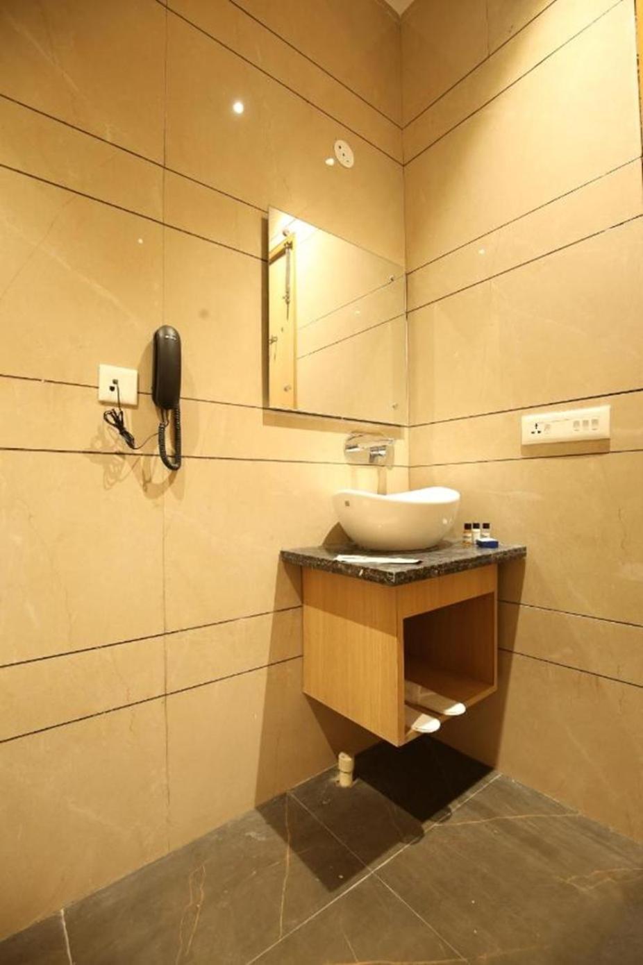 Hotel Nayyar Regency Near Bus Stand