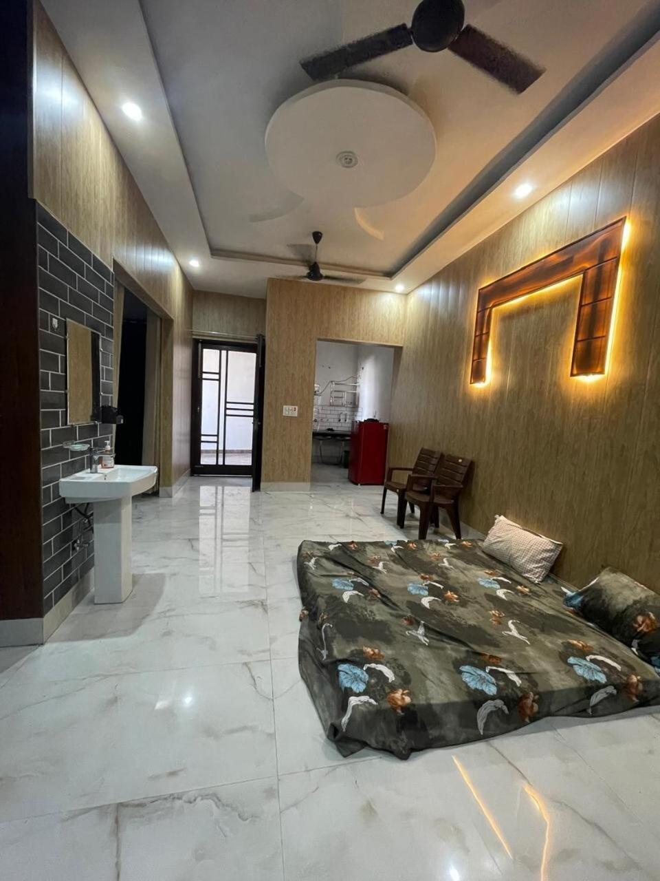 Independent House, 2 Bedroom, 2 Bath Livingroom,lobby,kitchen,car Parking *