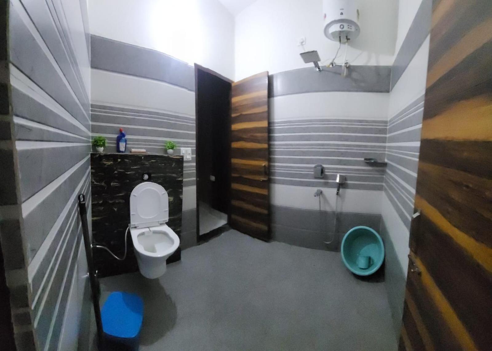 Independent House, 2 Bedroom, 2 Bath Livingroom,lobby,kitchen,car Parking * Amritsar