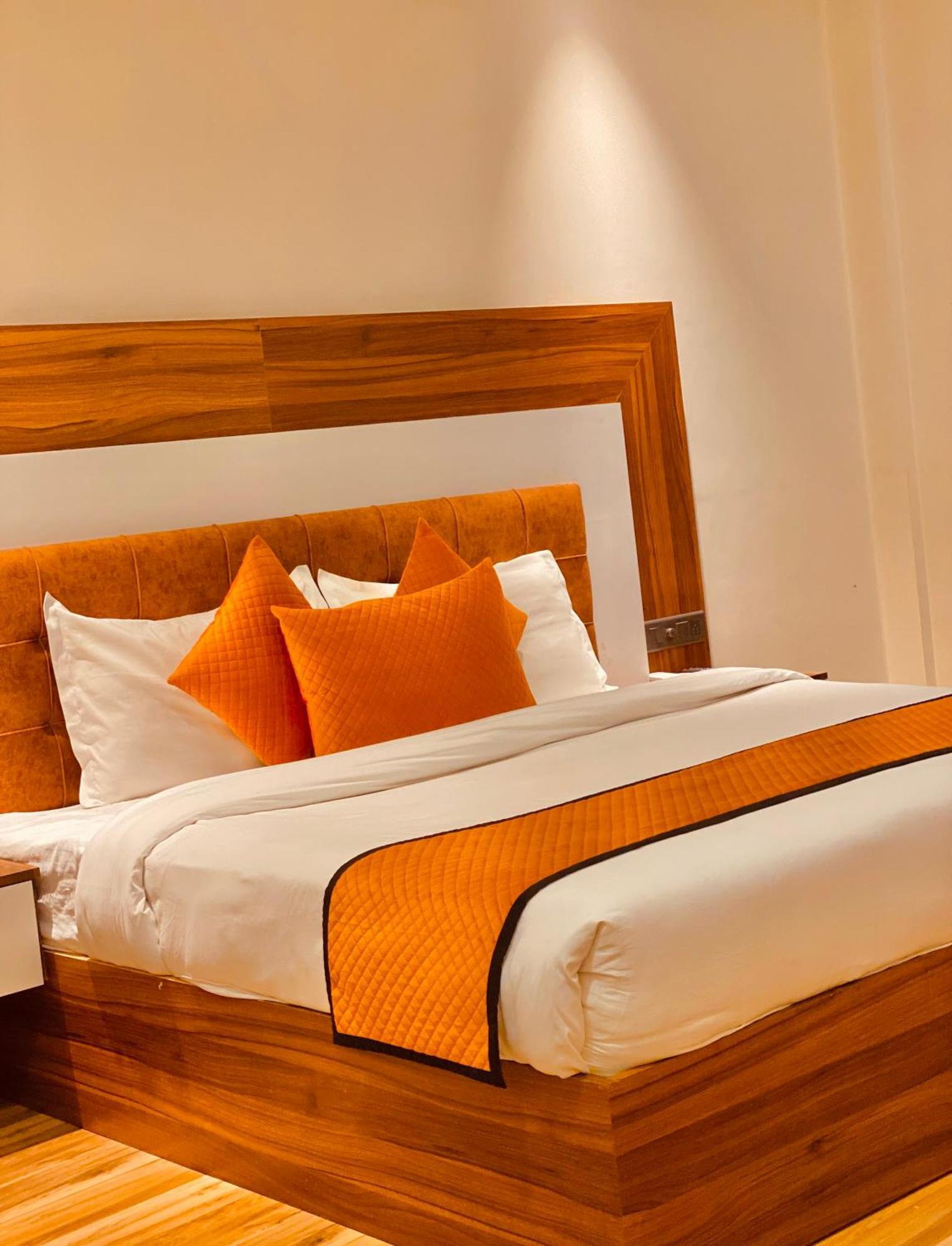 White Crest - 300 Mtr From Golden Temple ! Prime Location ! Parking ! Hygenic ! Hotel Amritsar