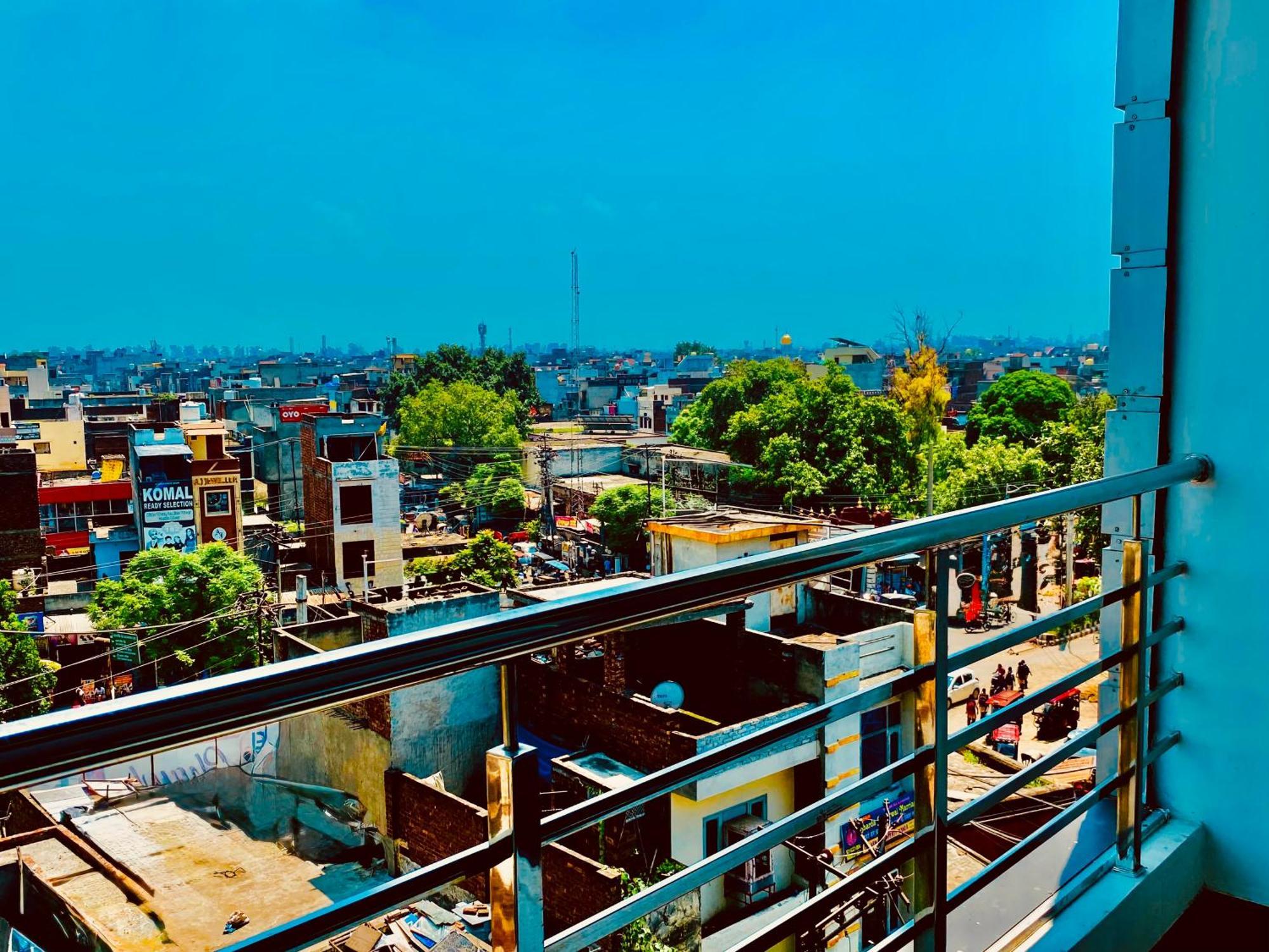 Hotel White Crest - 300 Mtr From Golden Temple ! Prime Location ! Parking ! Hygenic ! Amritsar