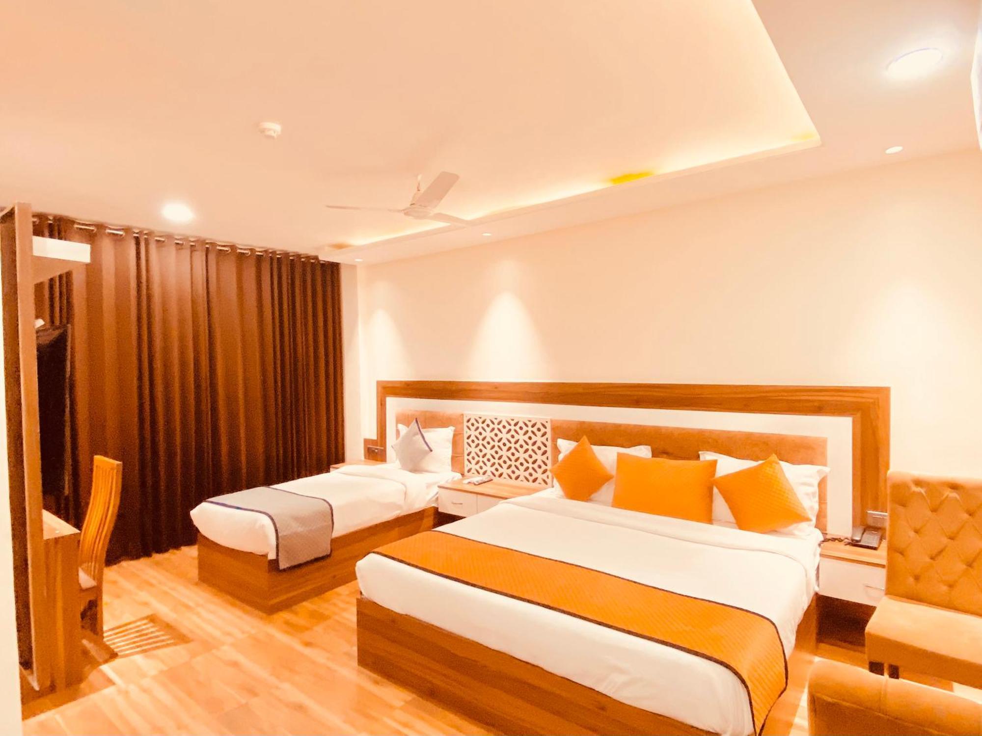 White Crest - 300 Mtr From Golden Temple ! Prime Location ! Parking ! Hygenic ! Hotel 4*