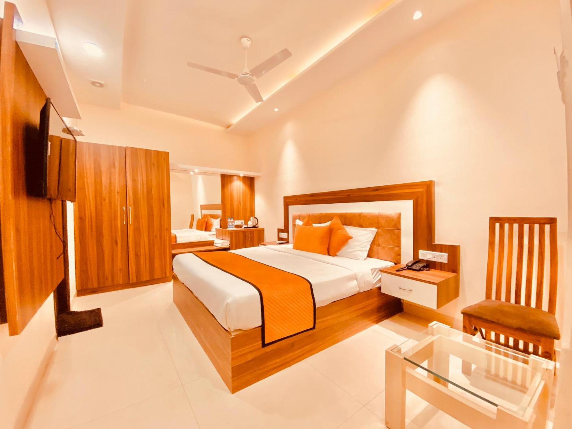 Hotel White Crest - 300 Mtr From Golden Temple ! Prime Location ! Parking ! Hygenic ! Amritsar