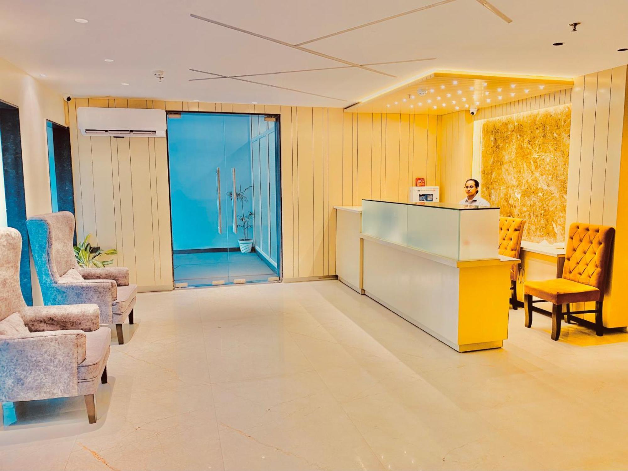 White Crest - 300 Mtr From Golden Temple ! Prime Location ! Parking ! Hygenic ! Hotel