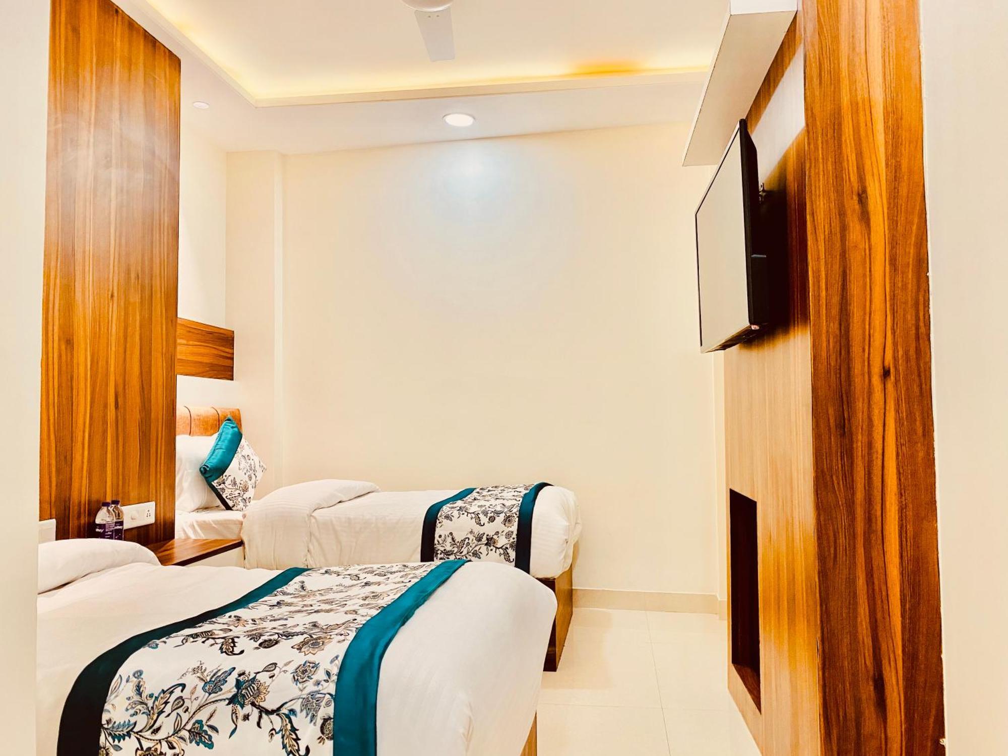 Hotel White Crest - 300 Mtr From Golden Temple ! Prime Location ! Parking ! Hygenic ! 4*