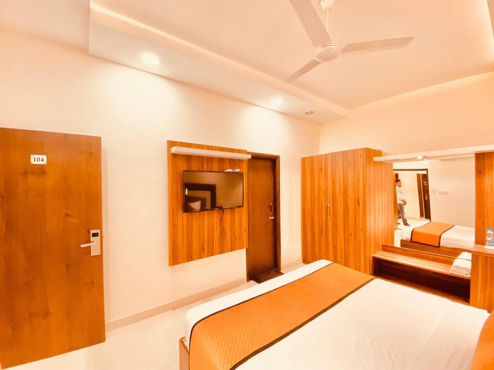 White Crest - 300 Mtr From Golden Temple ! Prime Location ! Parking ! Hygenic ! Hotel Amritsar