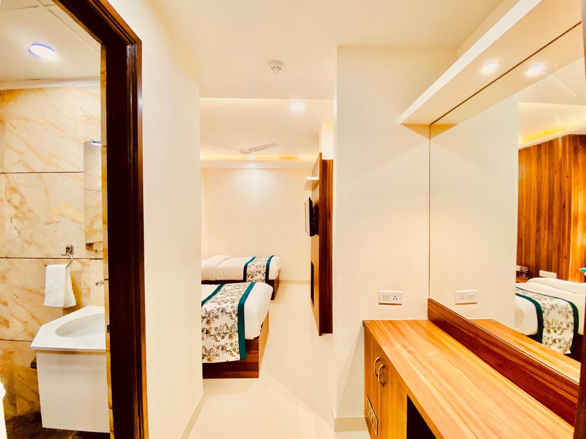 White Crest - 300 Mtr From Golden Temple ! Prime Location ! Parking ! Hygenic ! 4*