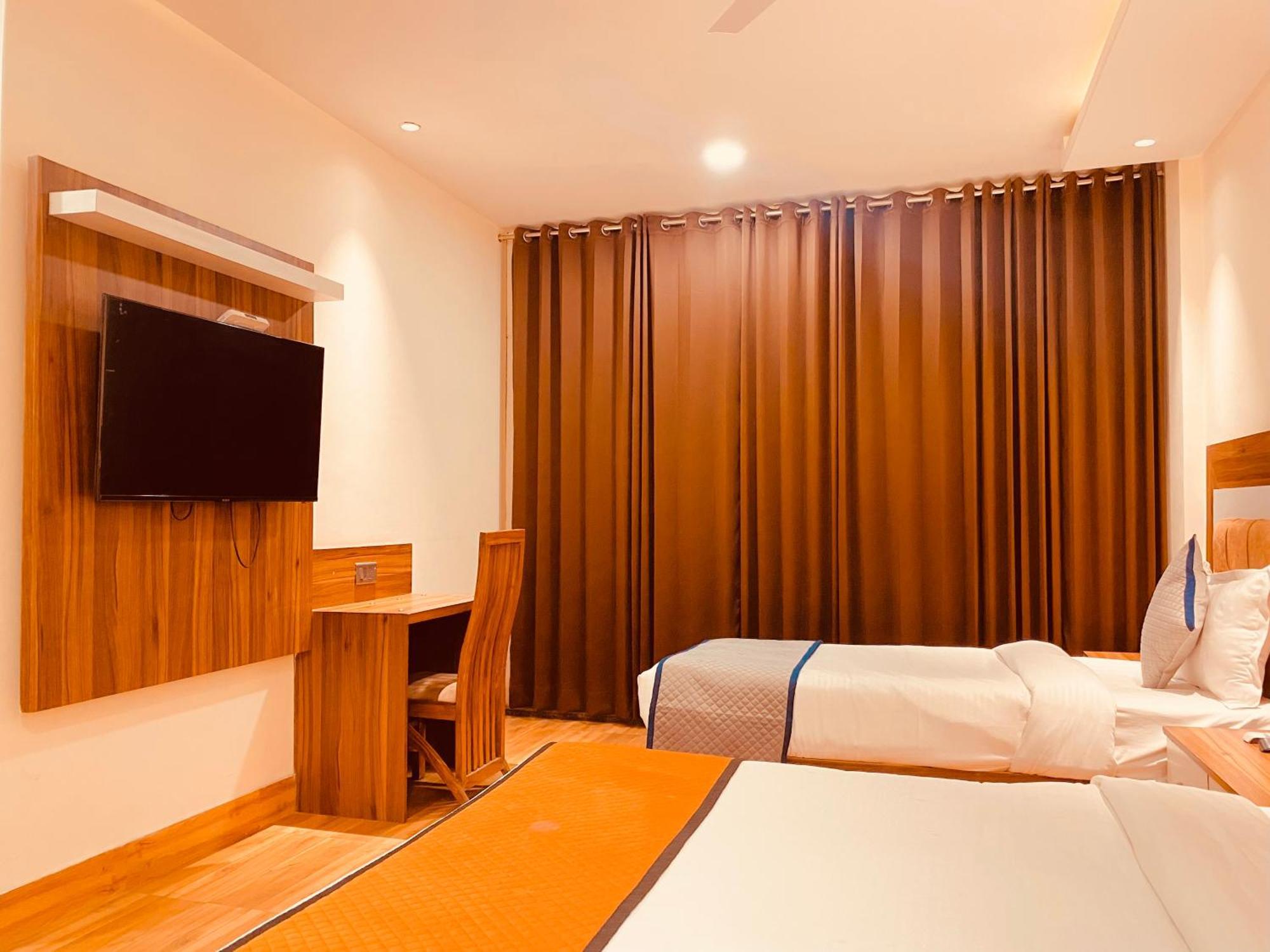 White Crest - 300 Mtr From Golden Temple ! Prime Location ! Parking ! Hygenic ! Hotel 4*