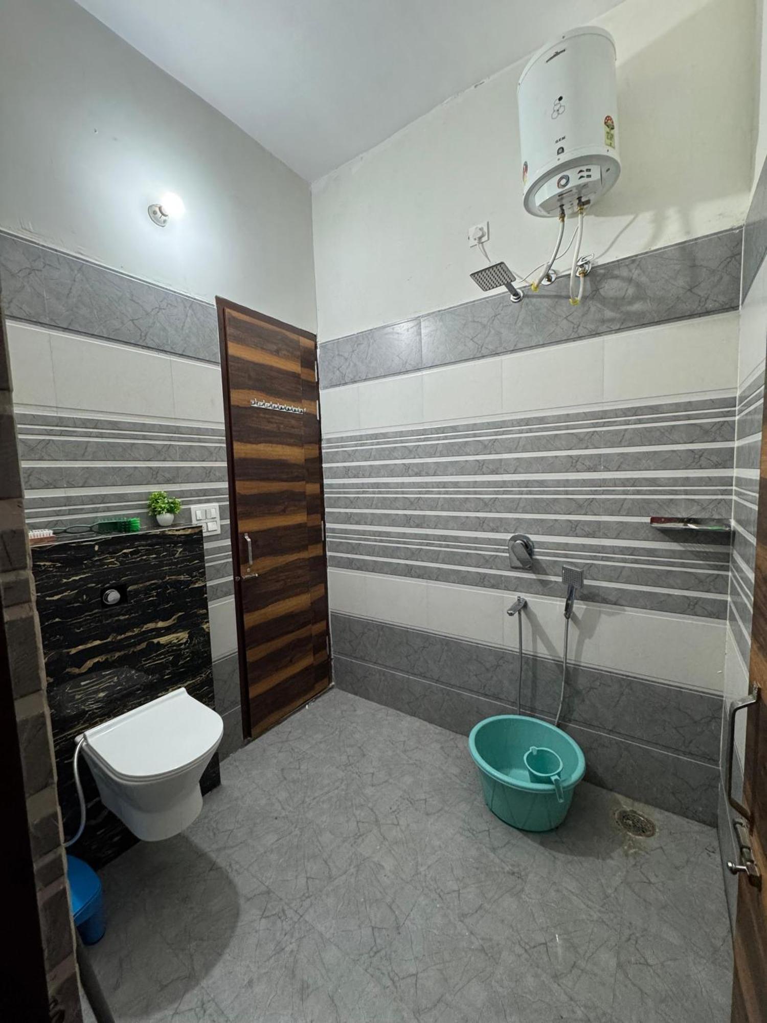 Independent House, 2 Bedroom, 2 Bath Livingroom,lobby,kitchen,car Parking Apartment