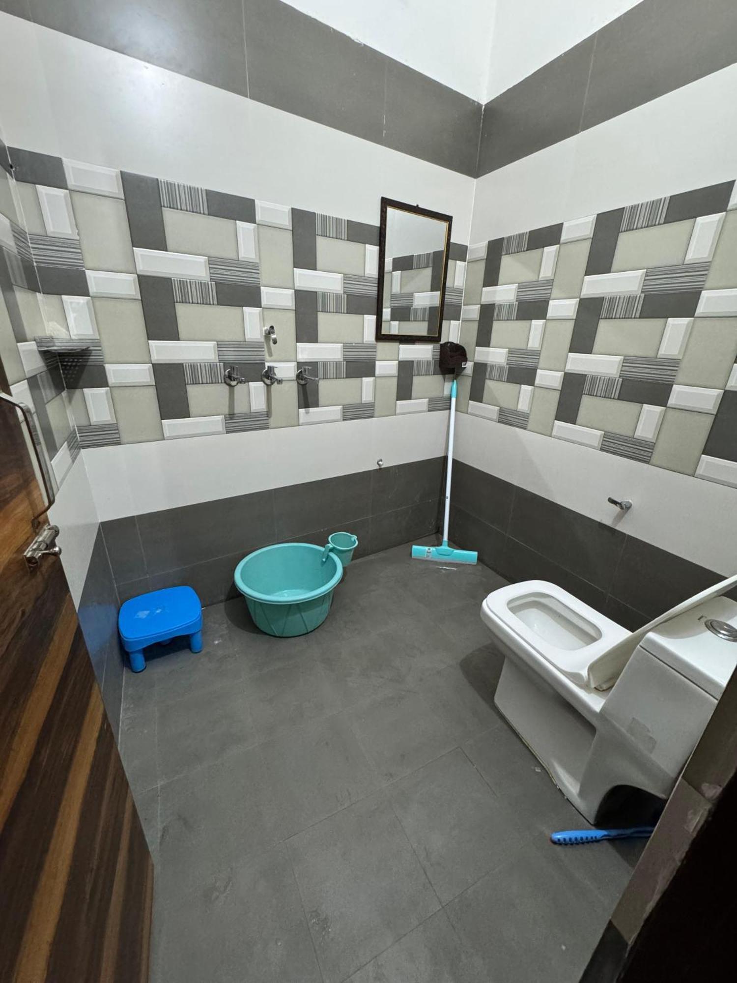 Apartment Independent House, 2 Bedroom, 2 Bath Livingroom,lobby,kitchen,car Parking *